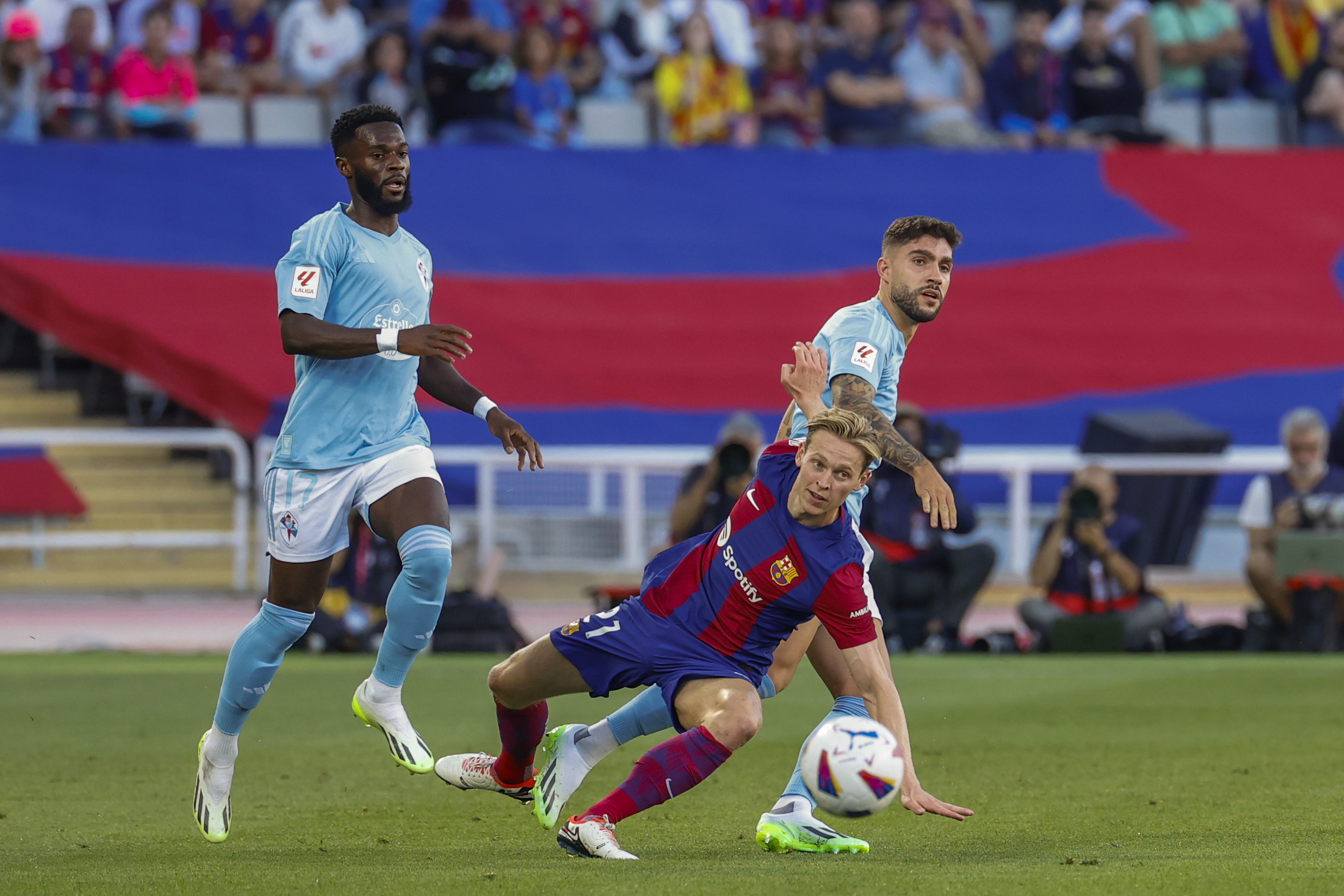 El centrocampista francés del RC Celta, Jonathan Bamba (i), lucha con Frenkie de Jong, del FC Barcelona, durante el encuentro de la jornada 6 de LaLiga. (Foto Prensa Libre: EFE)