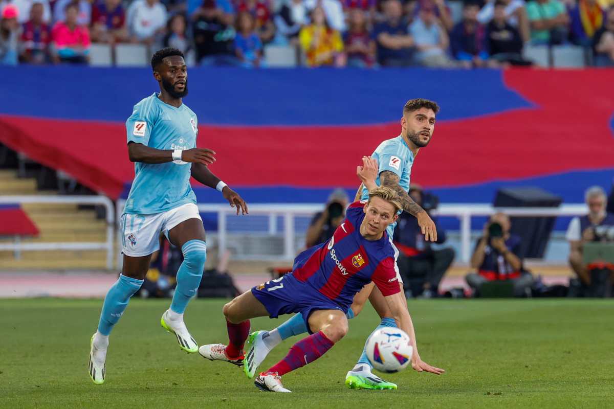 El centrocampista francés del RC Celta, Jonathan Bamba (i), lucha con Frenkie de Jong, del FC Barcelona, durante el encuentro de la jornada 6 de LaLiga. (Foto Prensa Libre: EFE)