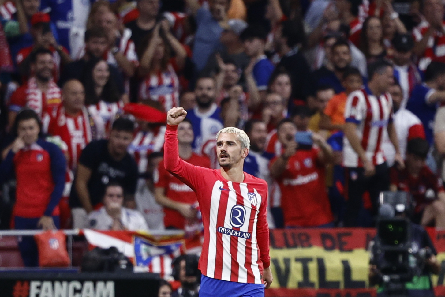 El delantero francés del Atlético de Madrid Antoine Griezmann celebra el de su equipo, durante el partido de la sexta jornada de LaLiga que disputan ambos clubes este domingo en el estadio Cívitas Metropolitano. (Foto Prensa Libre: EFE)