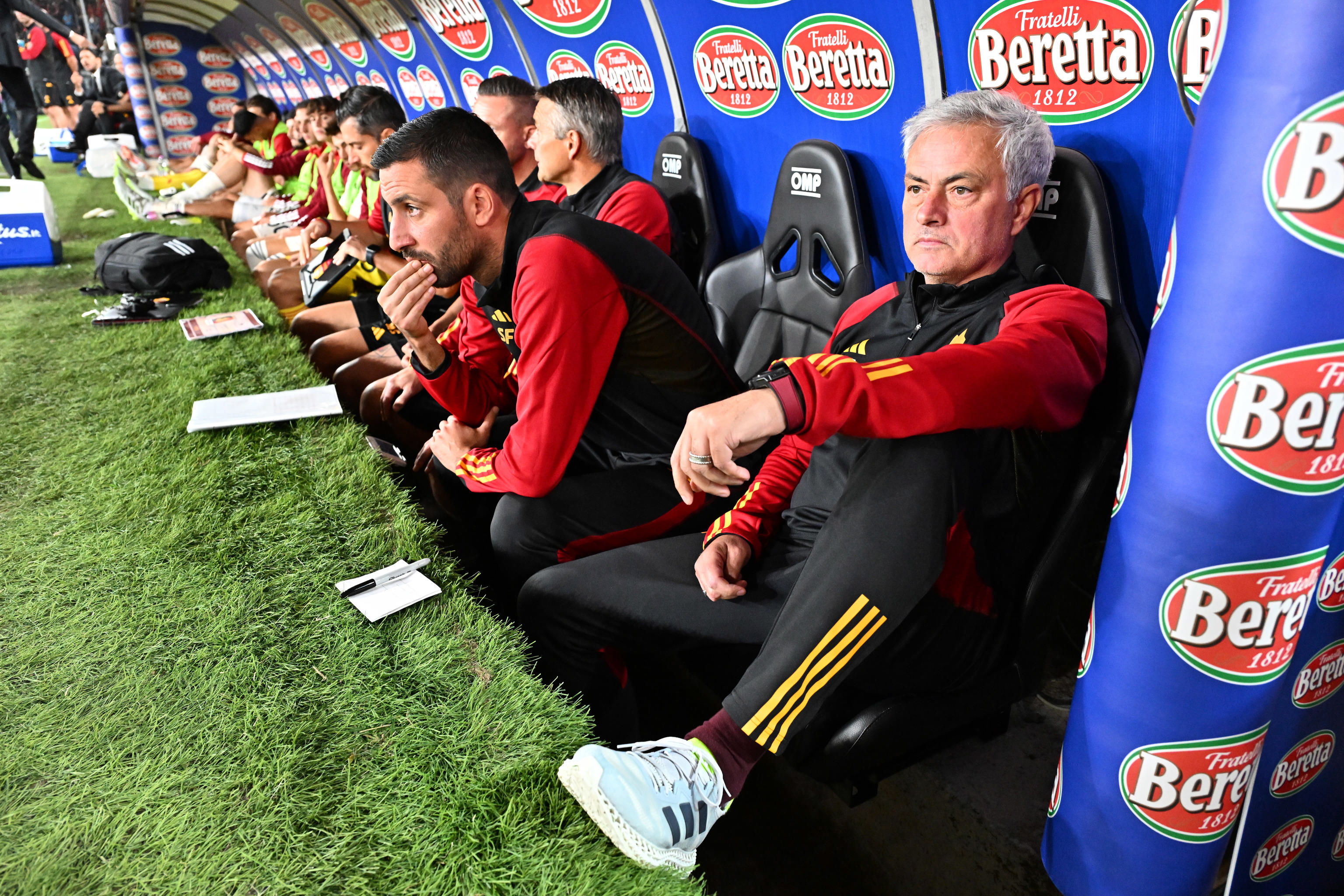 El entrenador de la Roma, José Mourinho, durante el enfrentamiento ante el Genoa CFC el 28 de septiembre. (Foto Prensa Libre: EFE)