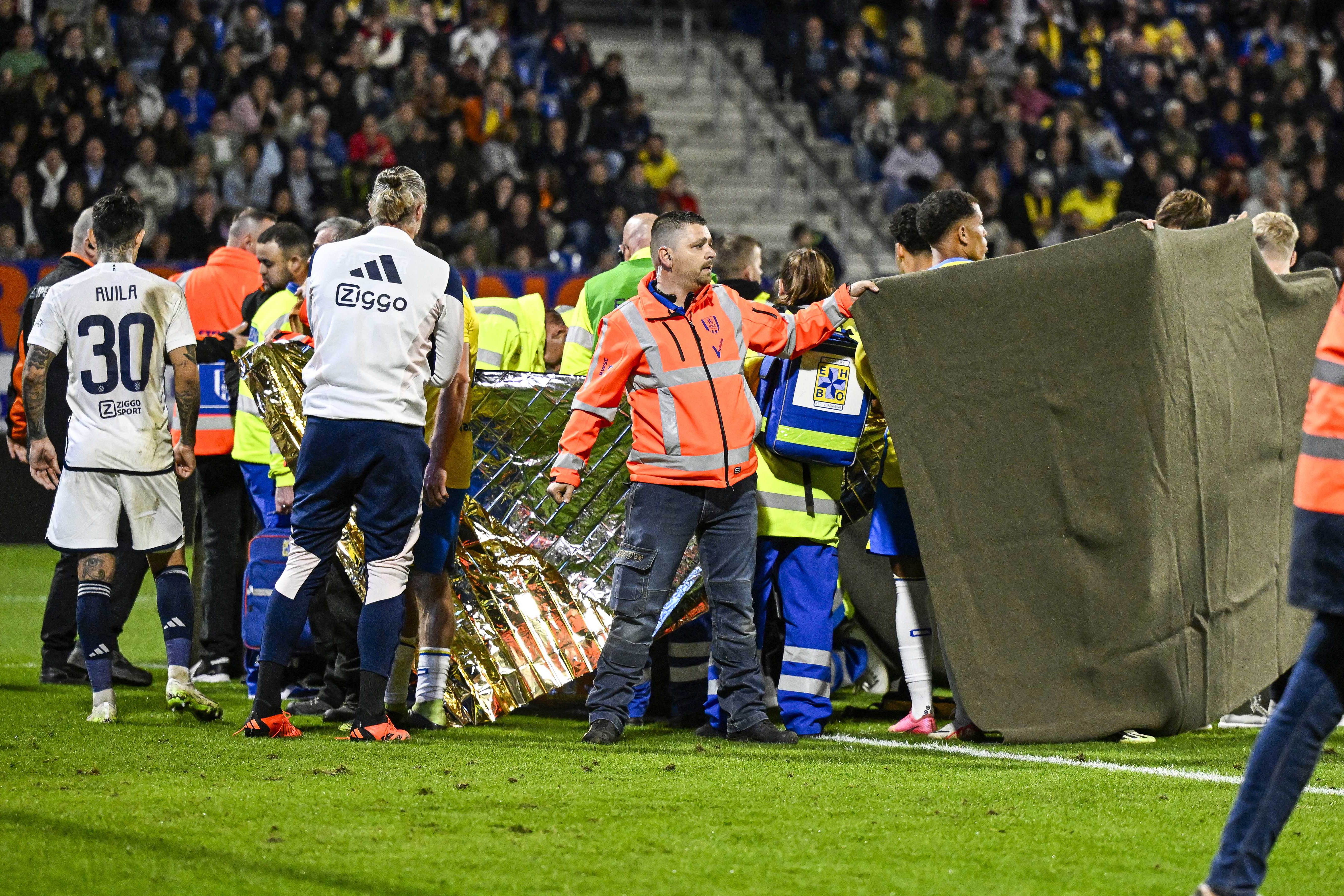 Los jugadores del RKC Waalwijk rodean a su portero, Etienne Vaessen, después de su lesión ante el AFC Ajax de Ámsterdam. (Fotos Prensa Libre: EFE)