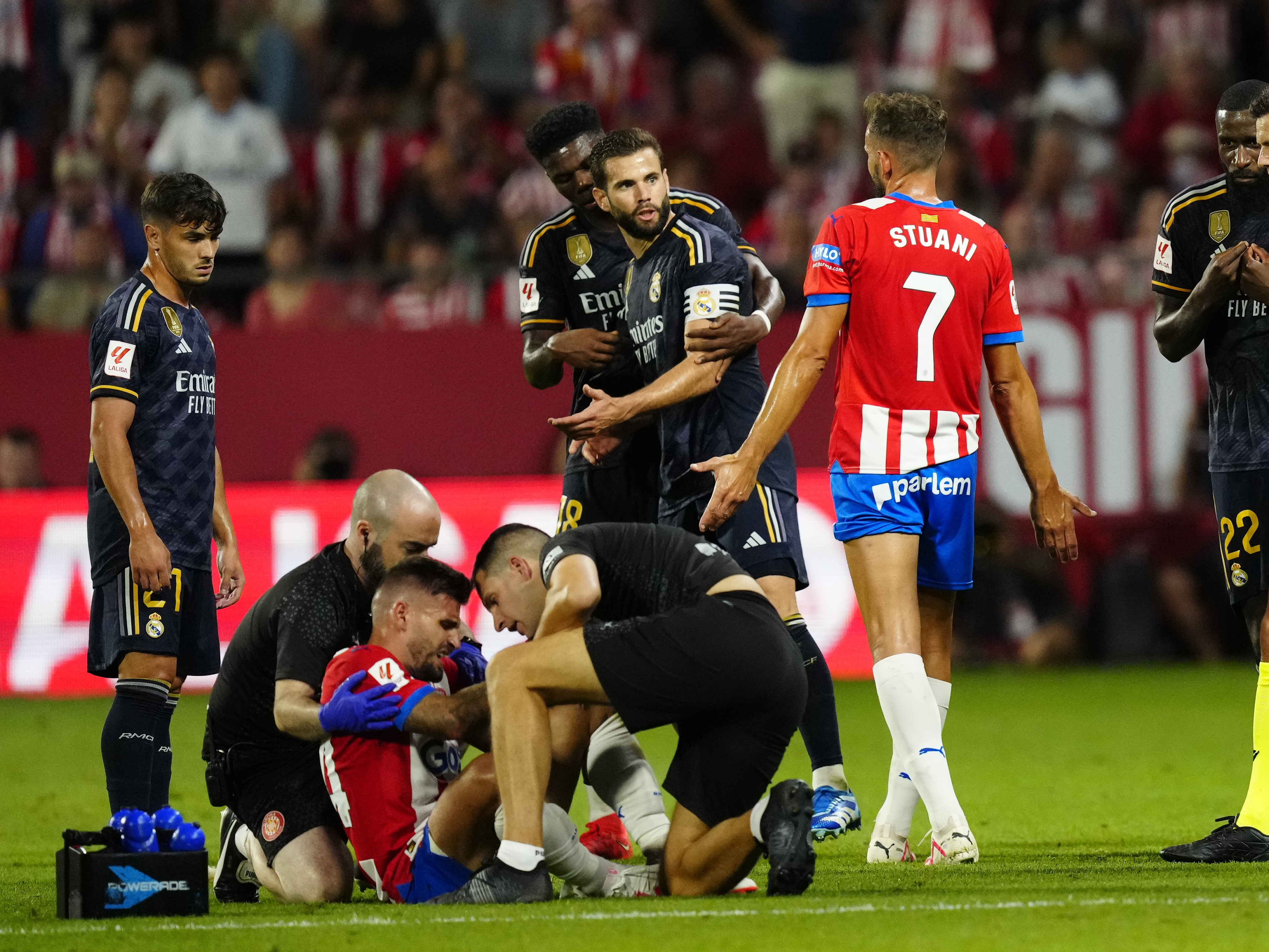 Los servicios médicos del Girona atienden a Cristian Portu (3-i), durante el partido ante el Real Madrid este sábado en el estadio de Montilivi. (Foto Prensa Libre: EFE)