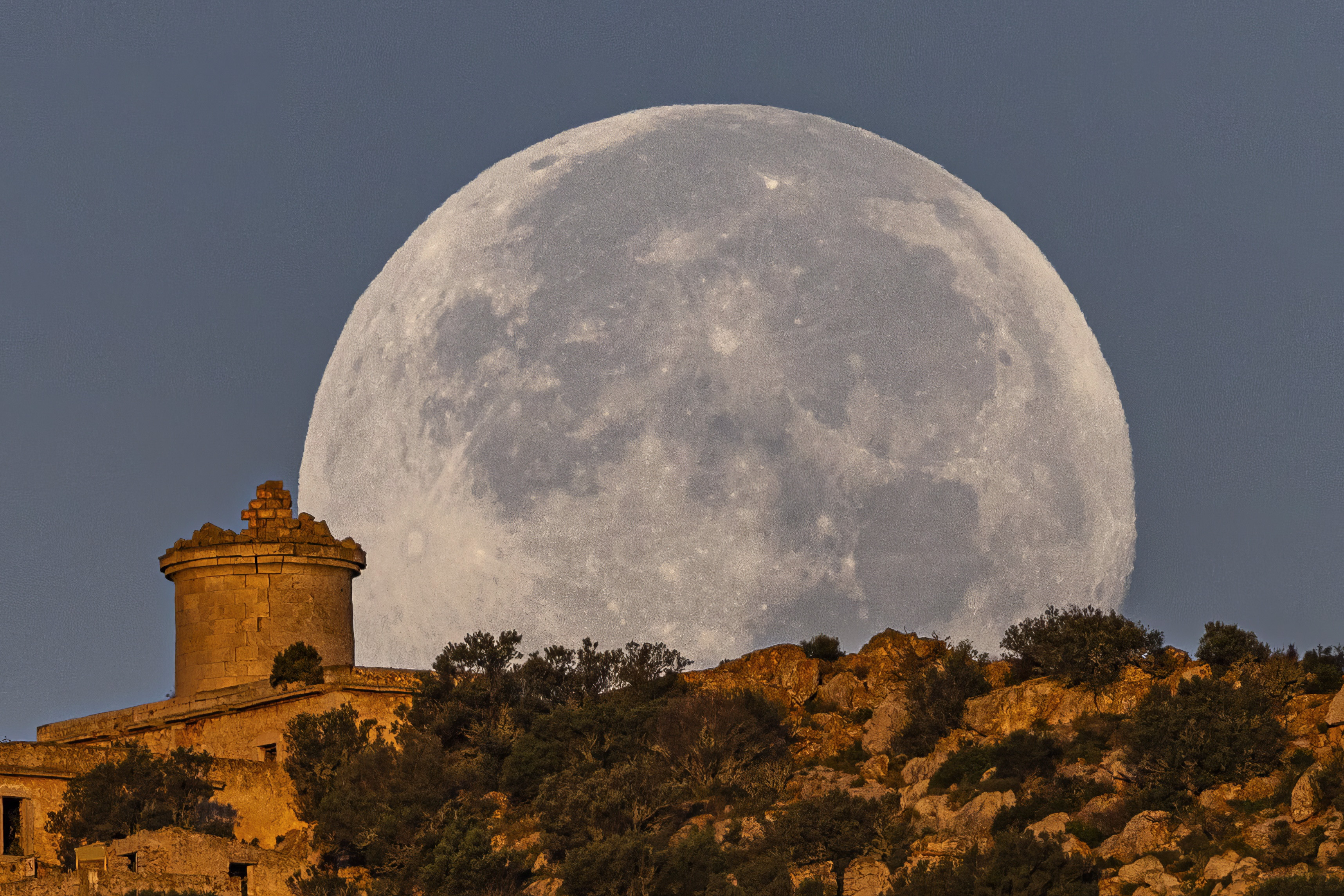 SANT ELM, 30/09/2023.- La Luna de Cosecha, la última superluna del año, se pone este sábado en la localidad de Sant Elm, en Mallorca. EFE/Cati Cladera