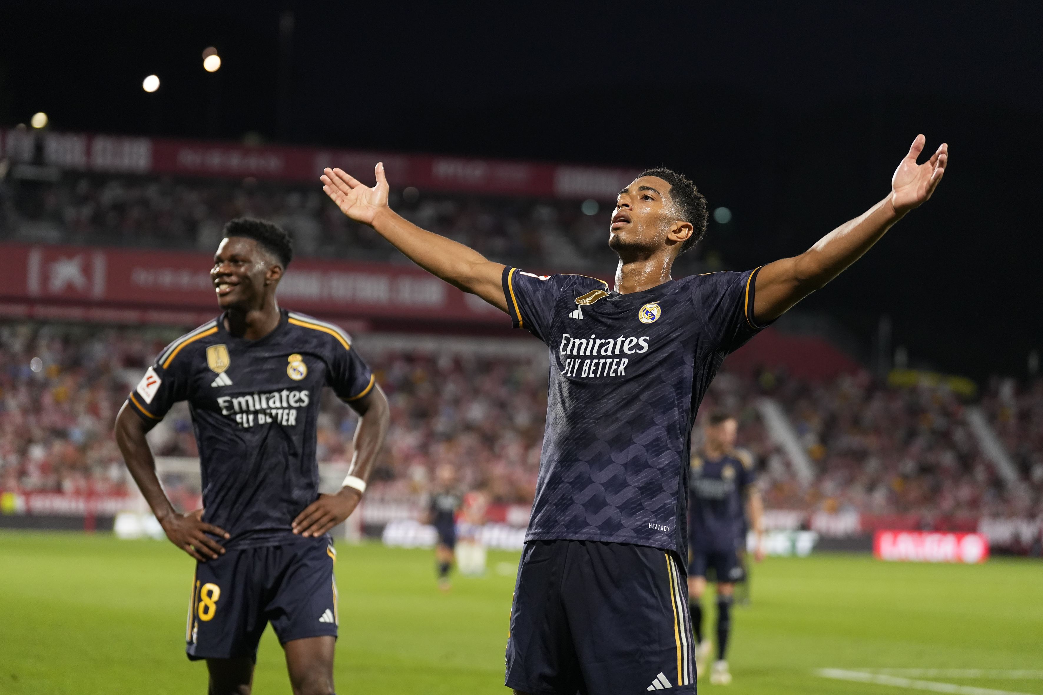 El centrocampista del Real Madrid, Jude Bellingham, celebra tras marcar el tercer gol ante el Girona, este sábado en el estadio de Montilivi. (Foto Prensa Libre: EFE)