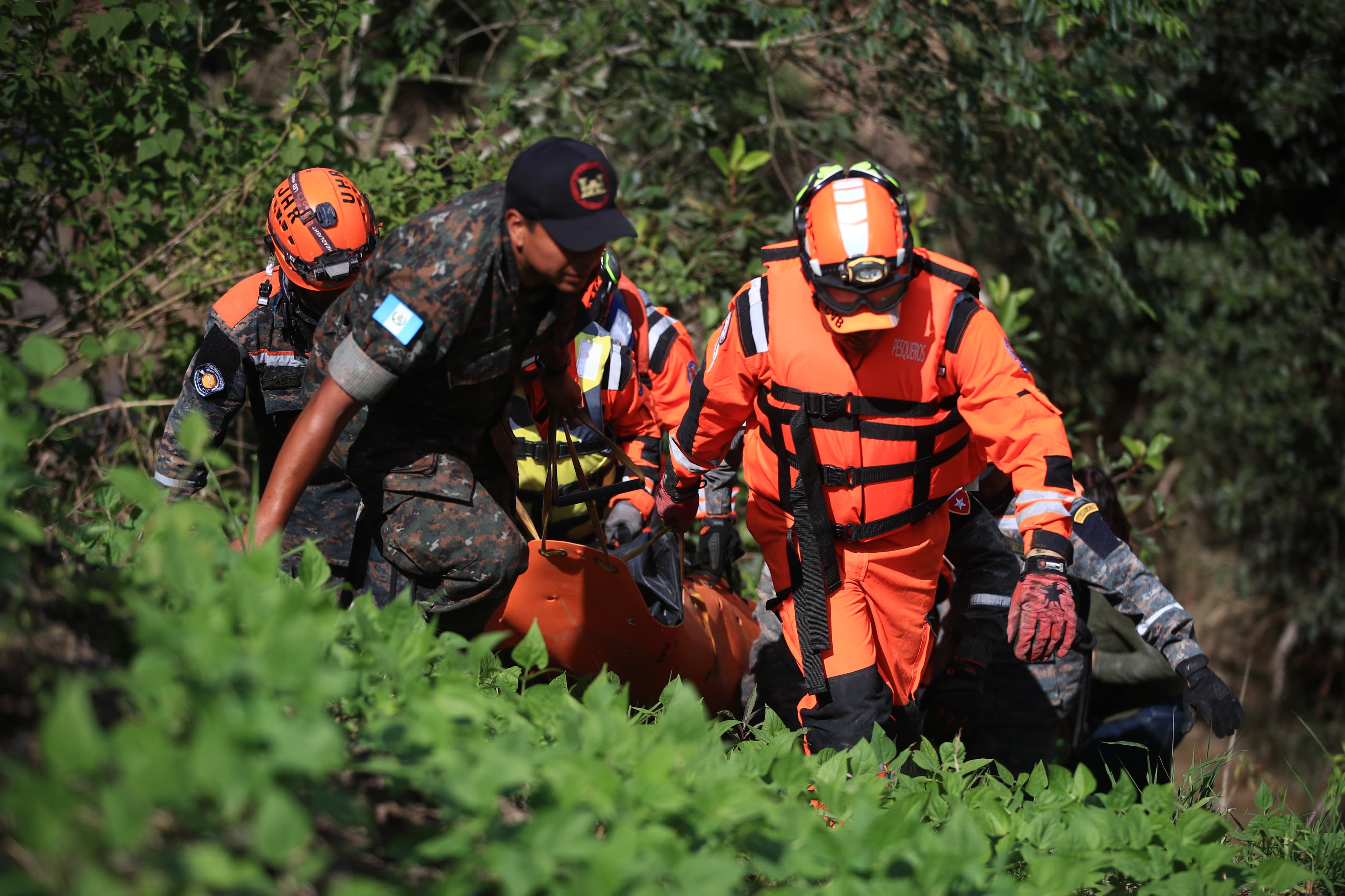 Las tareas de búsqueda y rescate continúan en sectores aledaños al puente El Naranjo, donde el río del mismo nombre destruyó varias casas y dejó varios desaparecidos. (Foto Prensa Libre: Carlos Hernández Ovalle)