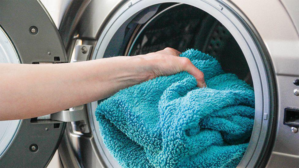Lavarlas con frecuencia a baja temperatura, es mejor que lavarlas de tanto en tanto a temperaturas elevadas. GETTY IMAGES