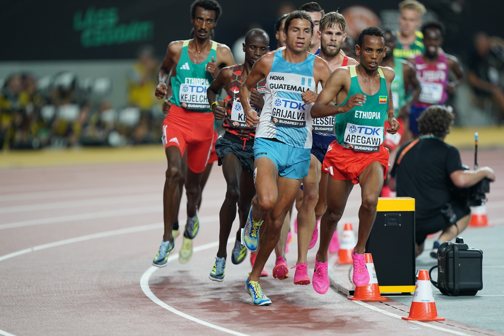 El fondista nacional, Luis Grijalva, durante su participación en el campeonato Mundial de Atletismo de Budapest, Hungría. (Foto Prensa Libre: Juan Manuel Mijangos)