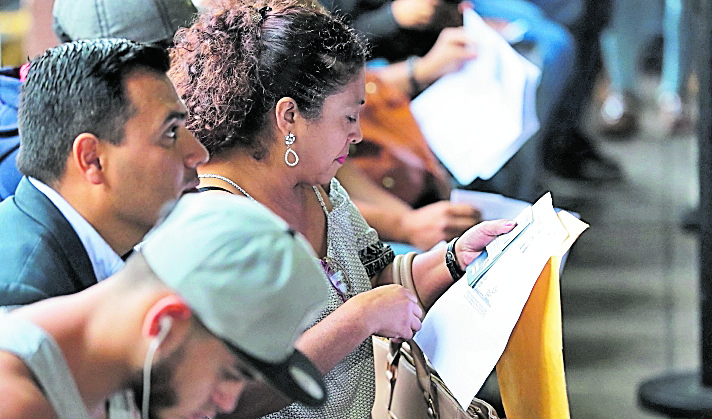 En horas de la tarde aun permanecen cientos de personas haciendo fila para hacer el trámite de pasaporte en el horario extendido de 17 a 19 horas en las oficinas centrales de la zona 4, ciudad de Guatemala.
 
FOTO: Álvaro Interiano.   18/05/2018