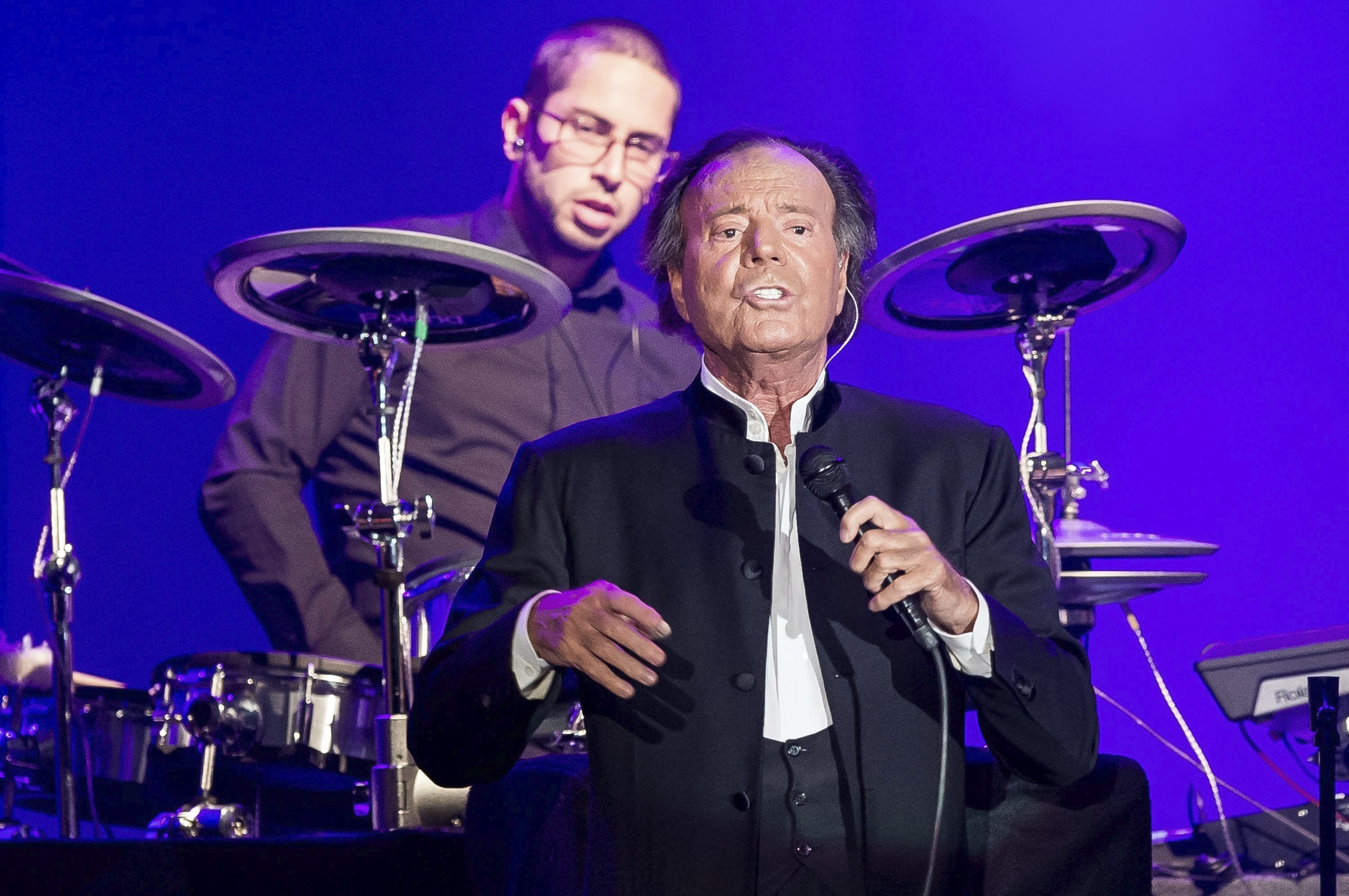 El cantante español Julio Iglesias durante el concierto ofrecido en el Centennial Hall de Breslavia, Polonia, el 2 de junio de 2016. (Foto Prensa Libre: EFE)