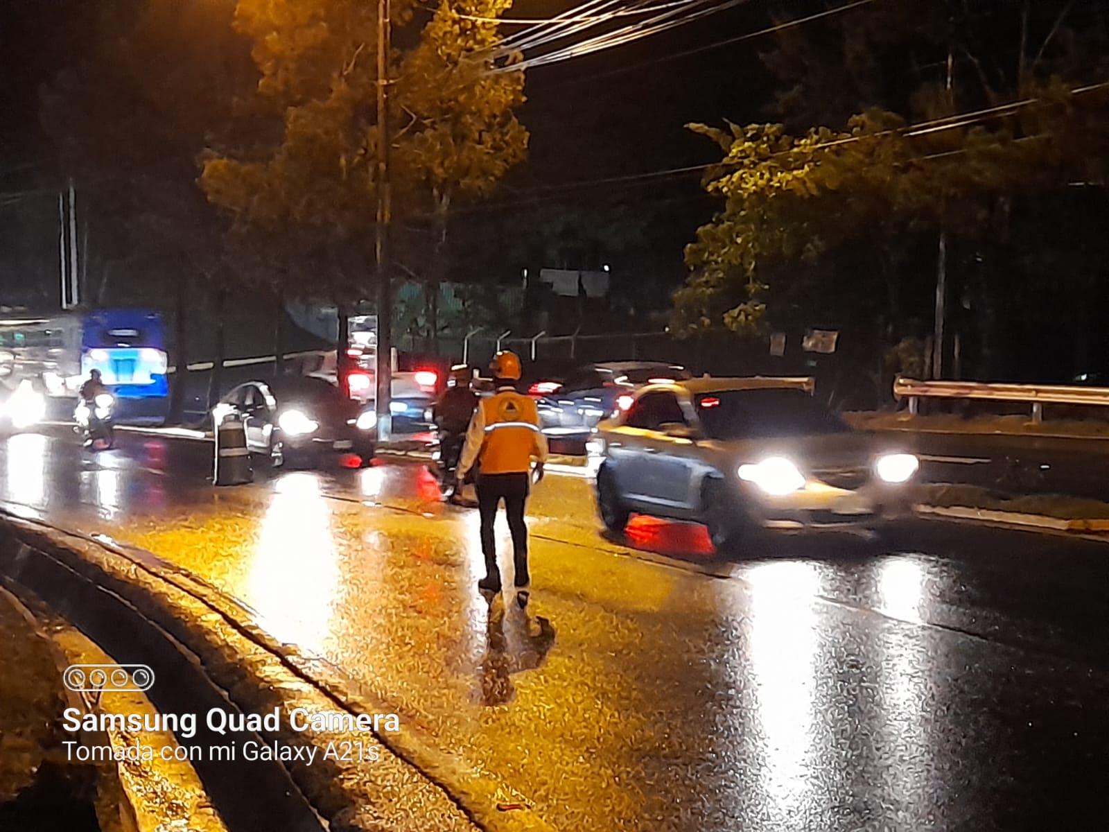 Las autoridades regulan el tránsito en el bulevar Lourdes, zona 5 de la capital. (Foto Prensa Libre: )