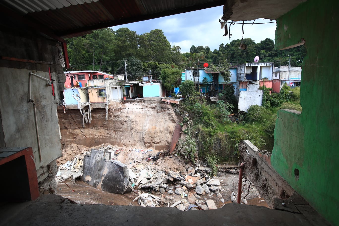 Al menos 13 casas han caído al rio Pinula en Villa Hermosa 1, San Miguel Petapa, a causa de las lluvias. (Foto Prensa Libre: María José Bonilla)    