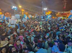 Manifestantes llegaron frente a la CSJ para acompañar a Bernardo Arévalo a colocar un amparo contra las acciones del MP. (Foto Prensa Libre: María José Bonilla)