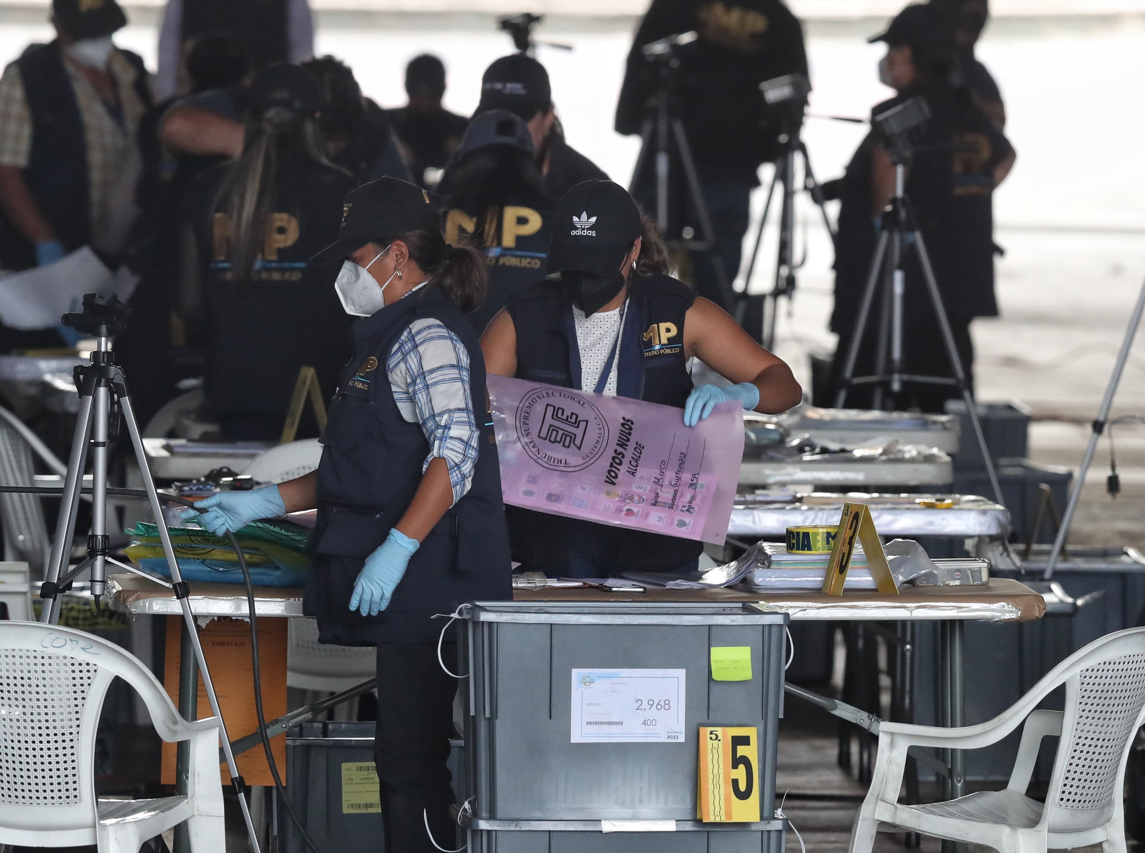 Los allanamientos del MP en sedes electorales son vistos por sectores sociales como un atentado en contra de la democracia, pues se vulneró la custodia del voto. (Foto Prensa Libre: Esbin García)