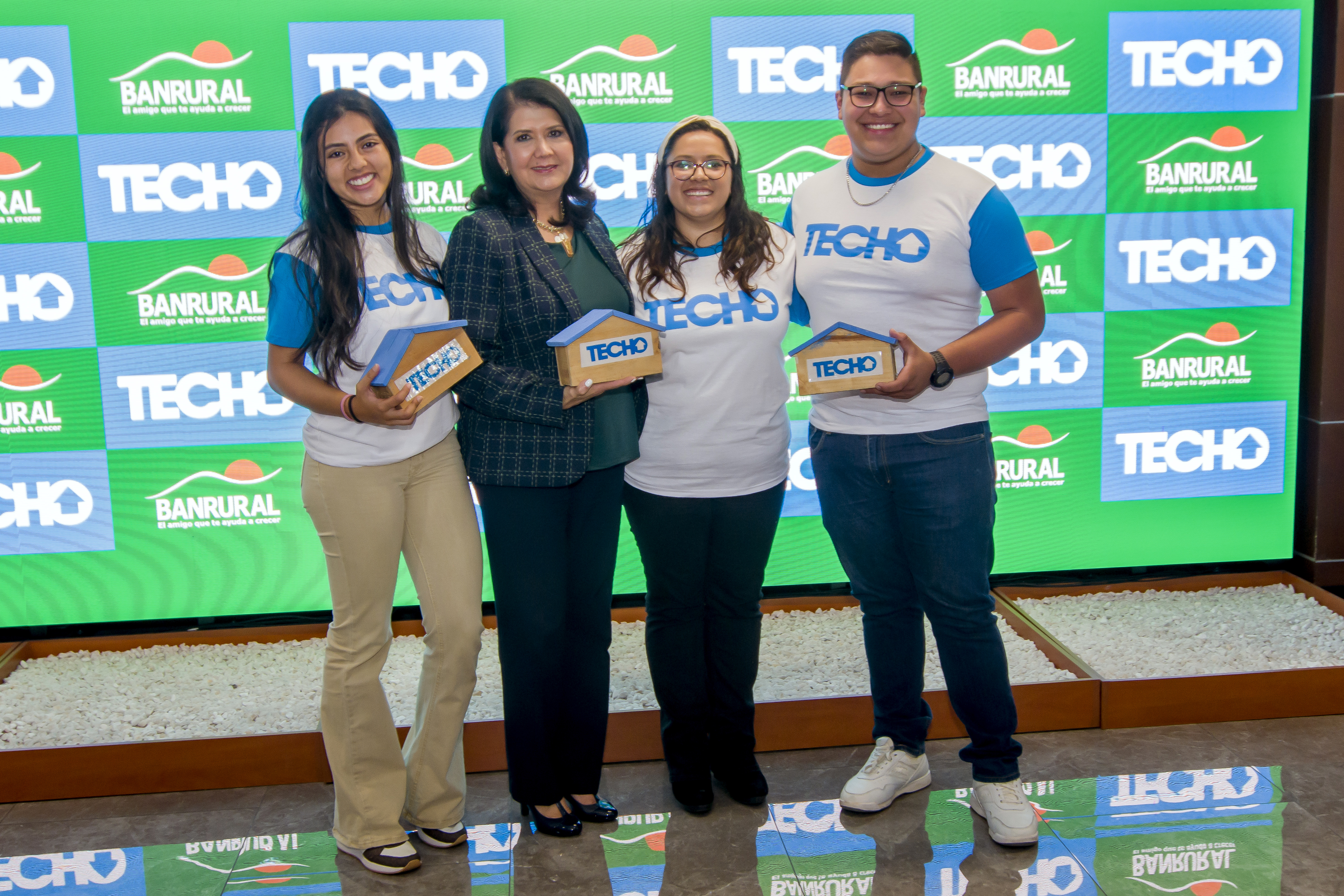 Stefanie Anderson, subdirectora nacional de Voluntariado de Techo Guatemala; Olga Alvarado de González, gerente de mercadeo de Banrural; Marielos Martínez, director general de Techo Guatemala; y Sergio Córdoba, líder de la Colecta Techo. Foto Prensa Libre: Sergio Muñoz