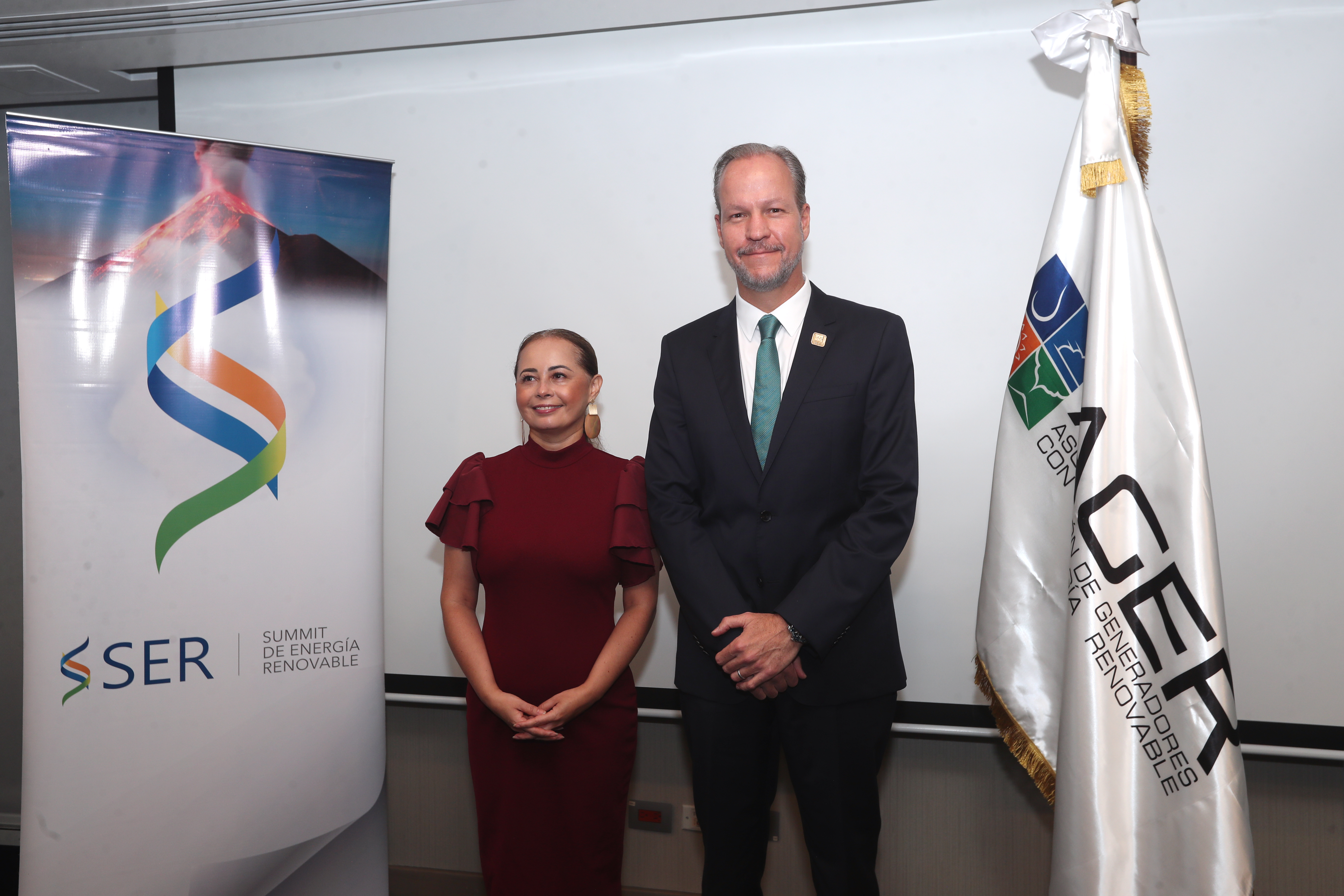 Anayté Guardado, directora ejecutiva; y Rudolf Jacobs, presidente de la Junta Directiva de la Asociación de Generadores con Energía Renovable. Foto Prensa Libre: Cortesía