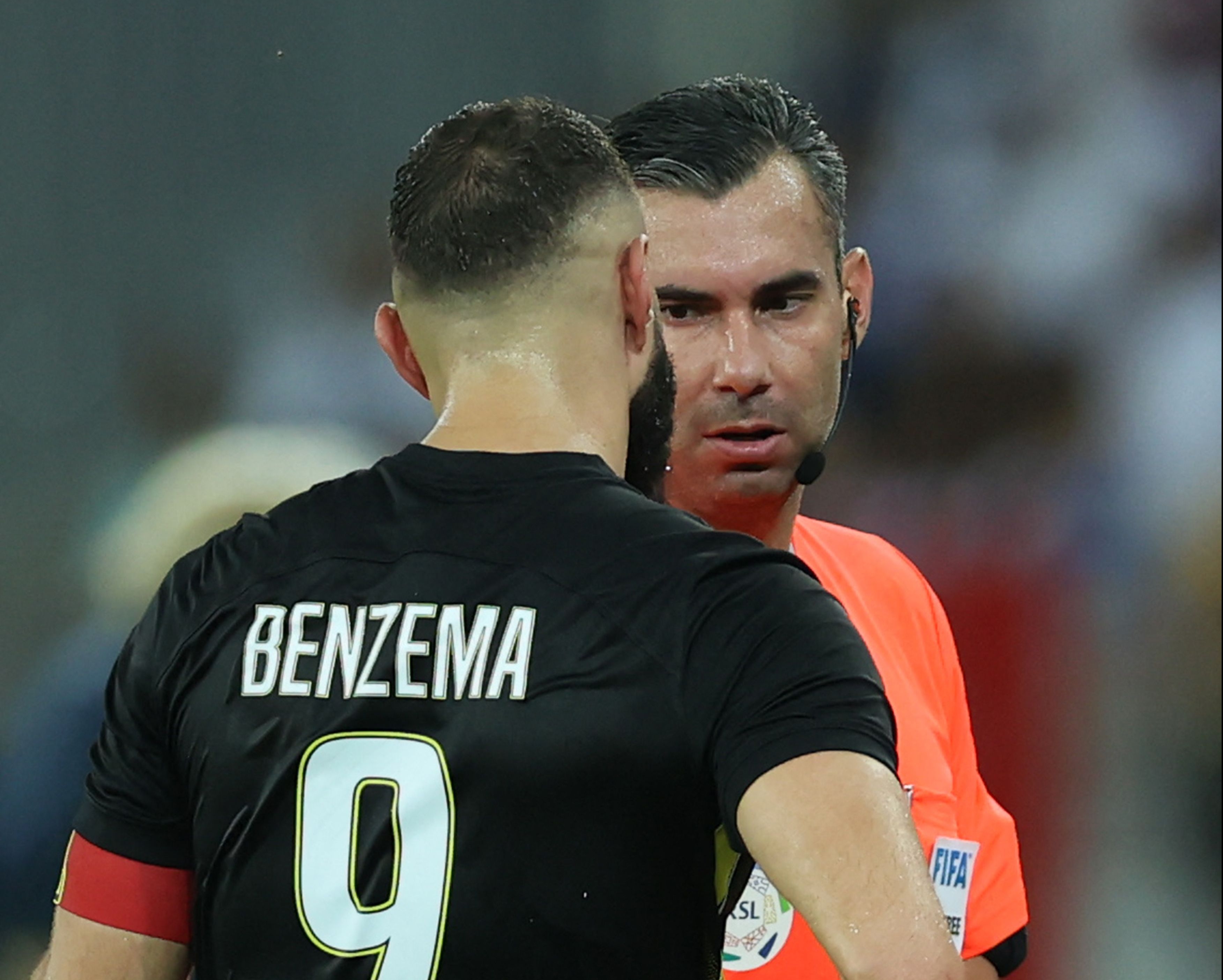 Mario Escobar arbitró a Karim Benzema