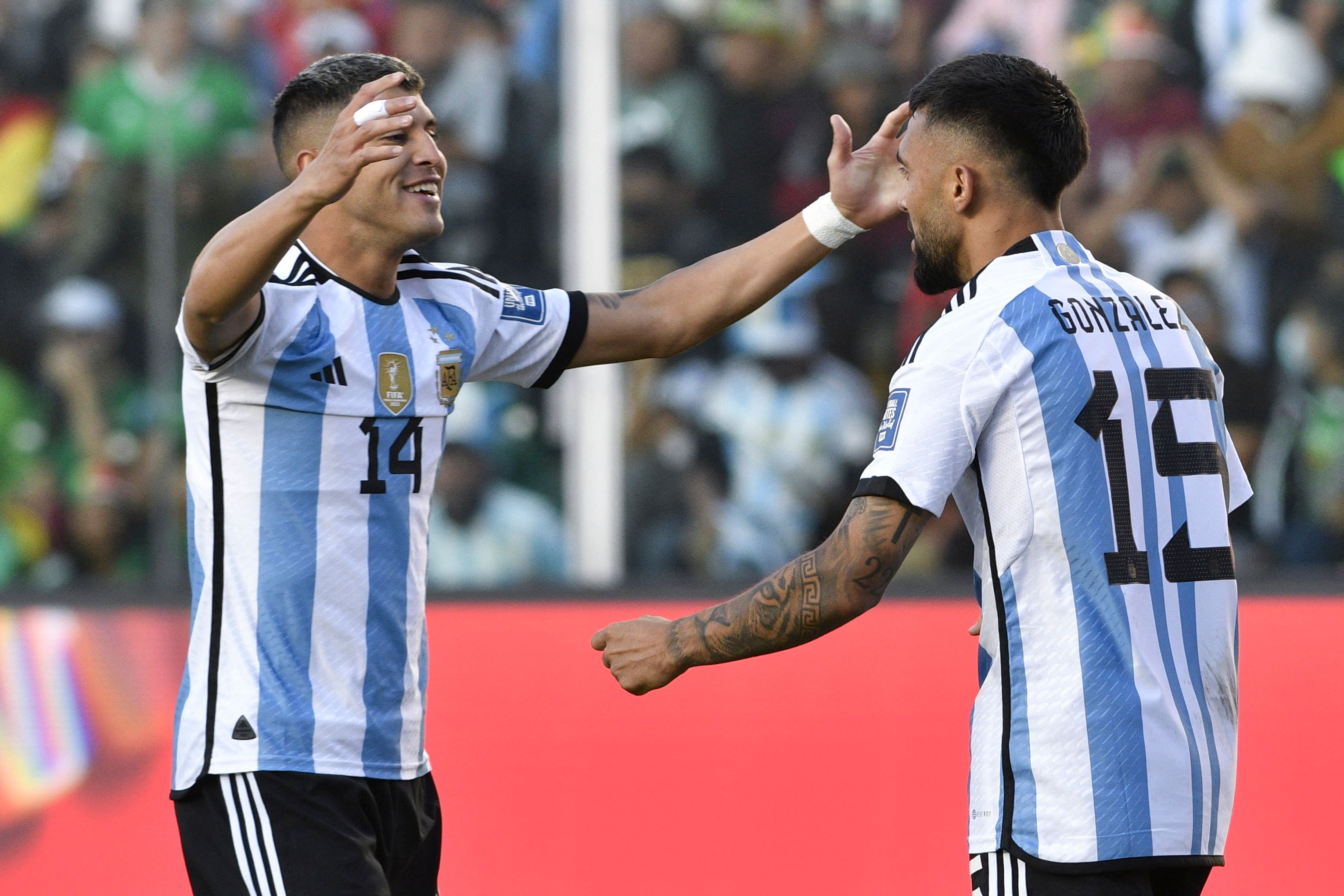 Nicolas González celebra con Exequiel Palacios durante un partido con la Selección de Argentina.