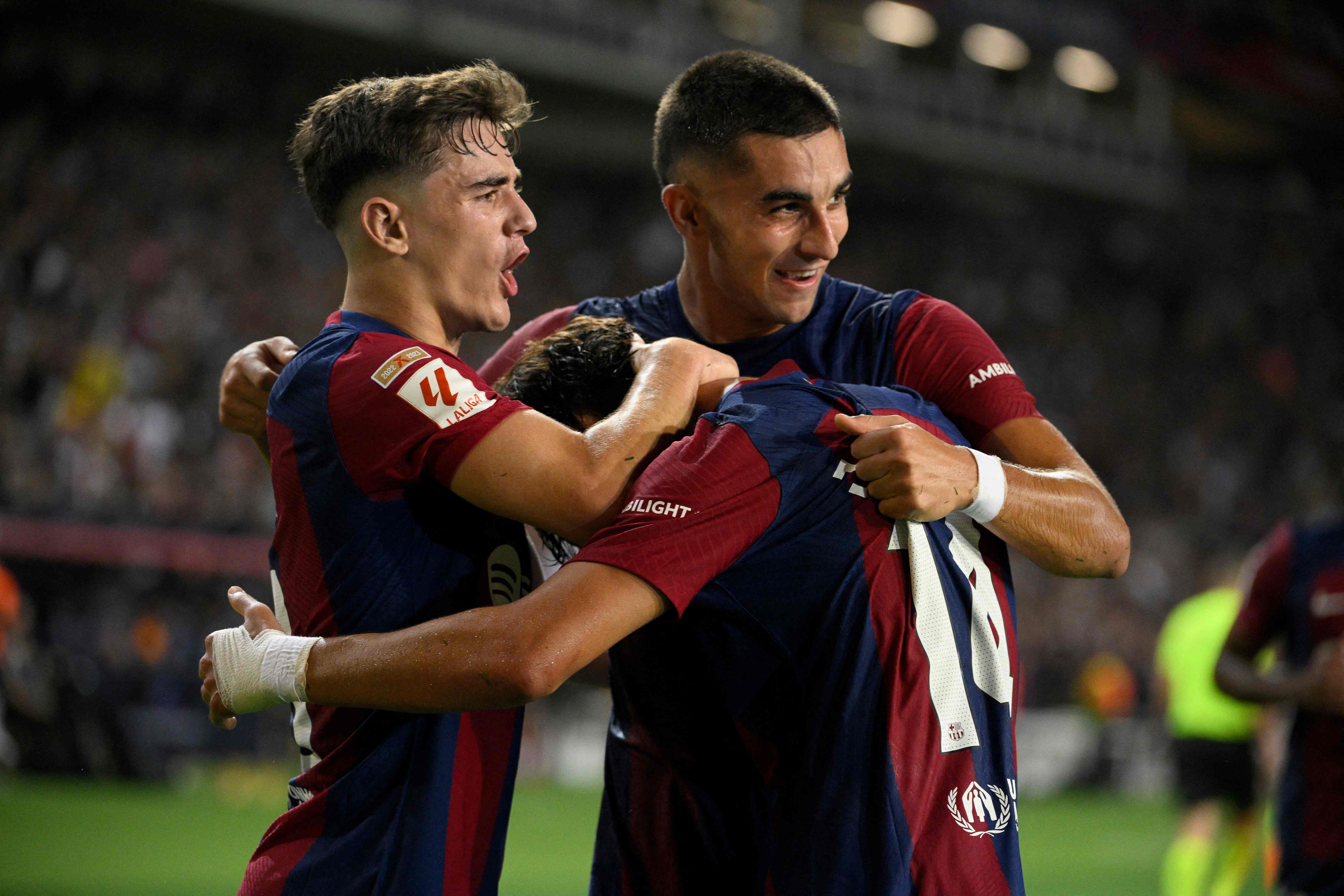 El jugador portugués del Barcelona, Joao Felix (14), celebra con sus compañeros, Gavi y Ferran Torres luego de marcarle el primer gol de su equipo al Real Betis. (Foto Prensa Libre: AFP)