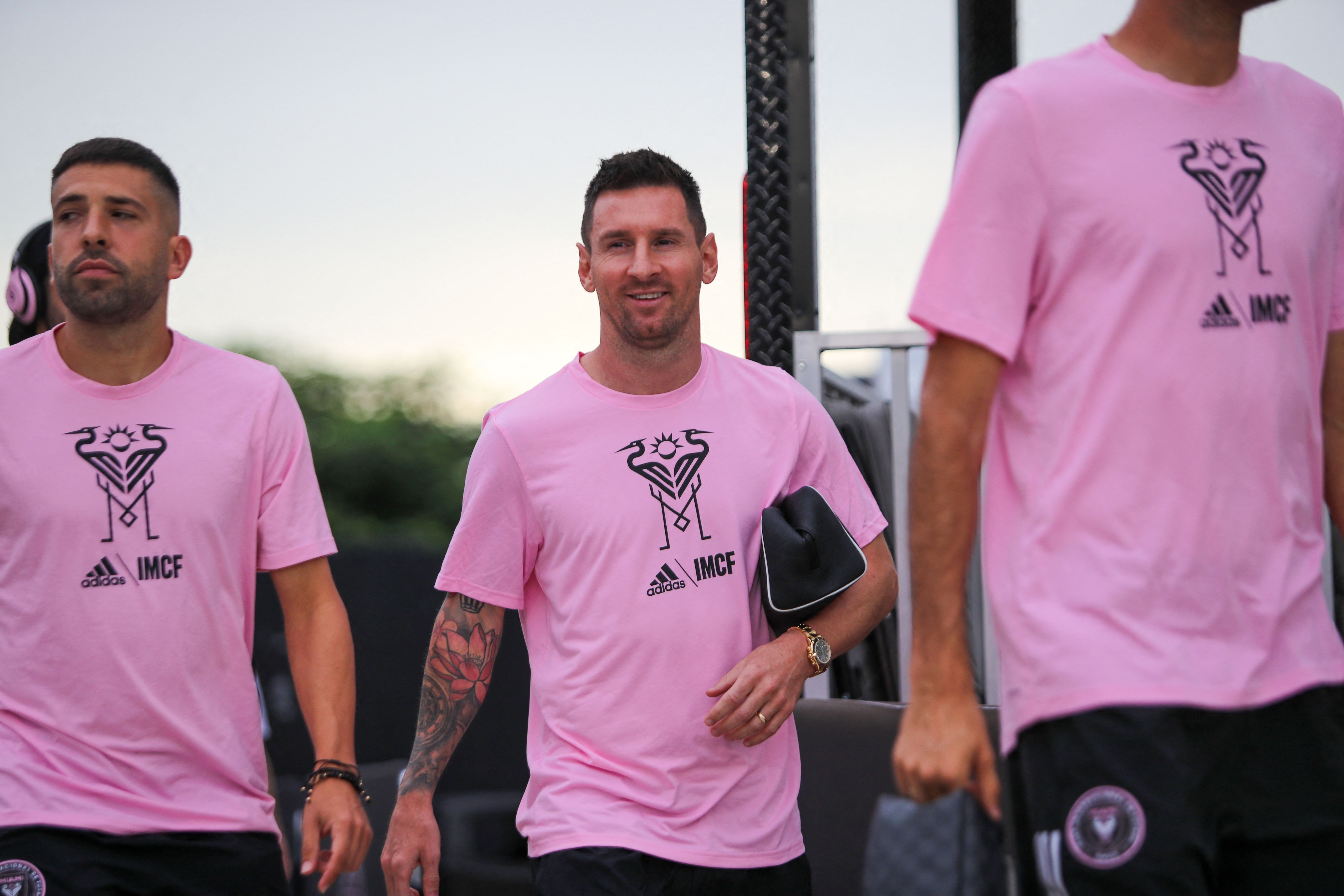 Messi junto a Jordi Alba de camino a un partido con el Inter Miami en 2023. (Foto Prensa Libre:  AFP)