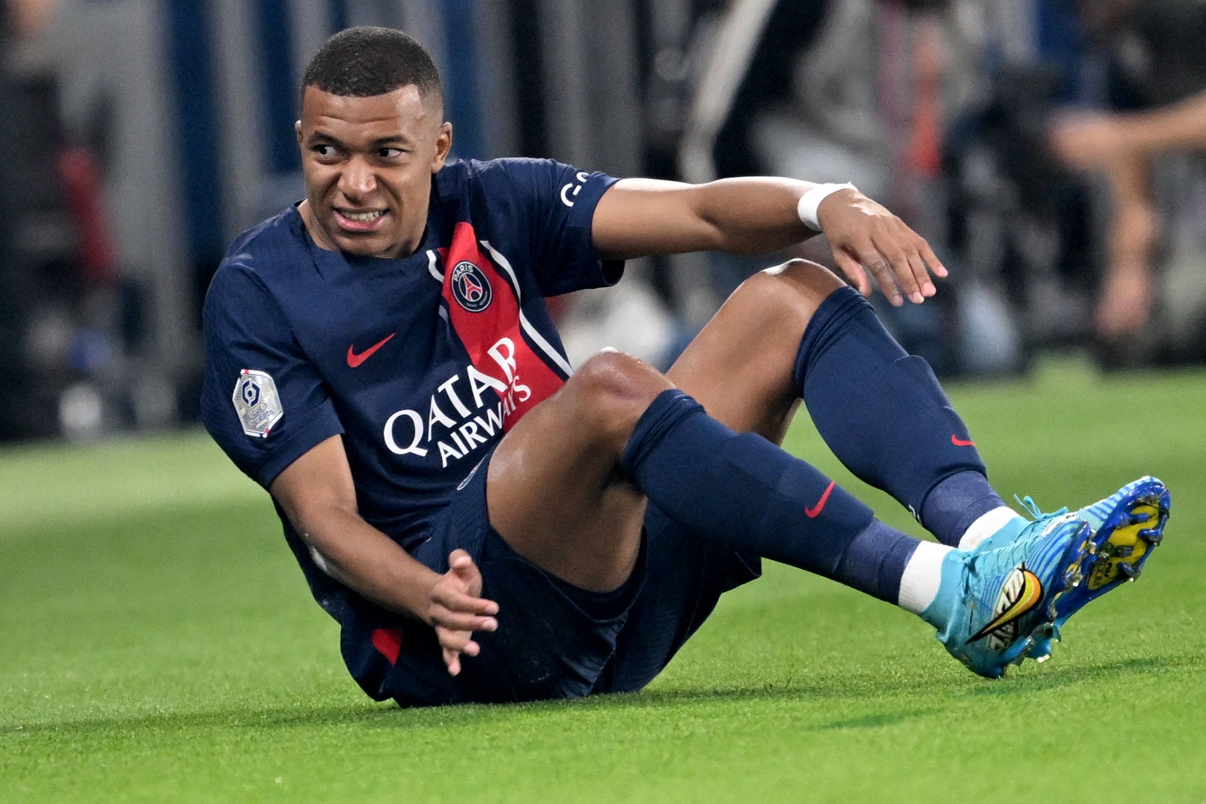 El delantero del PSG, Kylian Mbappé, se duele tras un golpe en el partido contra el Marsella en el Parque de los Príncipes. (Foto Prensa Libre: AFP)