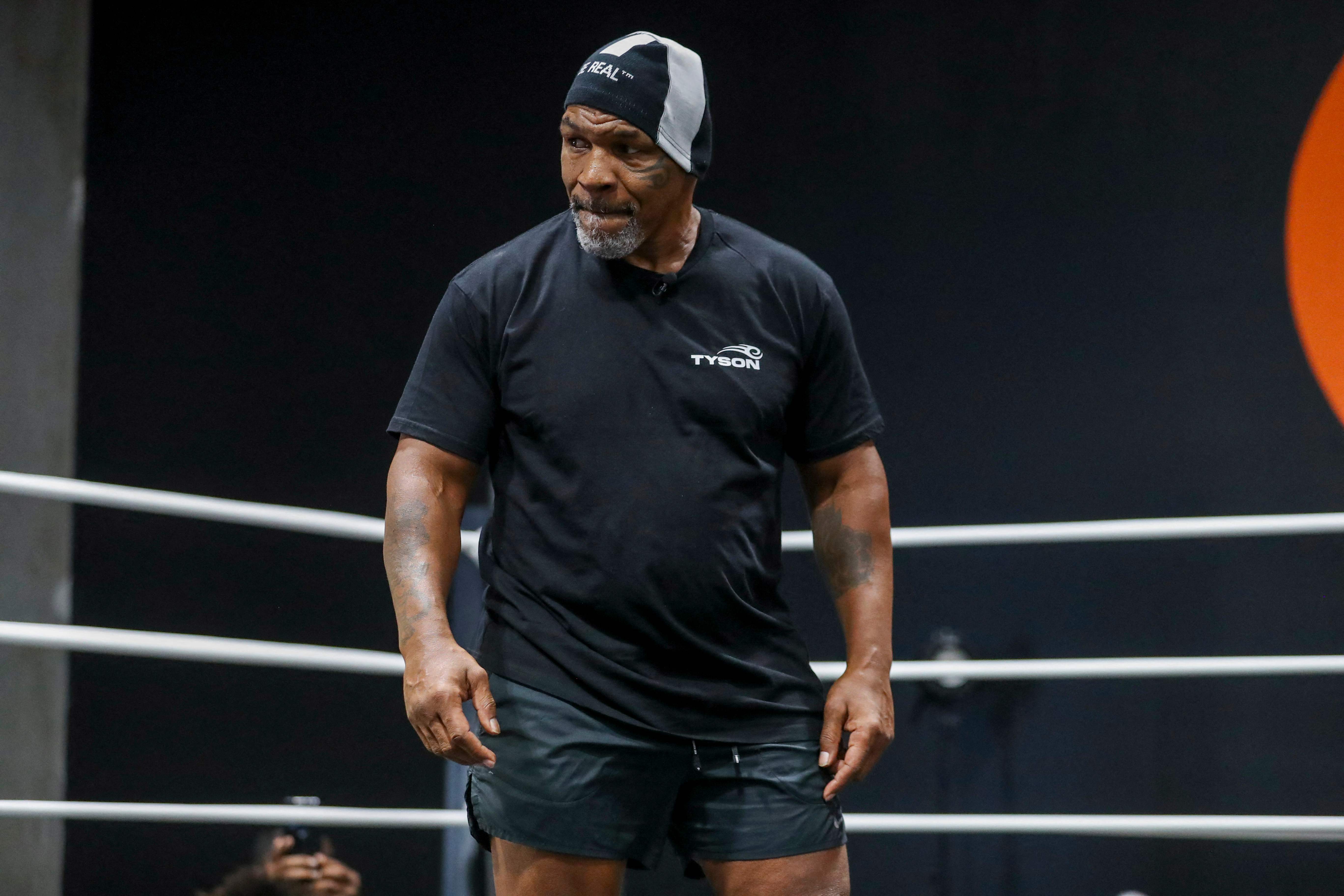 El exboxeador estadounidense, Mike Tyson, observa el sparring con el peleador de artes marciales mixtas, Francis Ngannou, en el gimnasio Ngannou de Las Vegas, Nevada, el pasado septiembre. (Foto Prensa Libre: AFP)