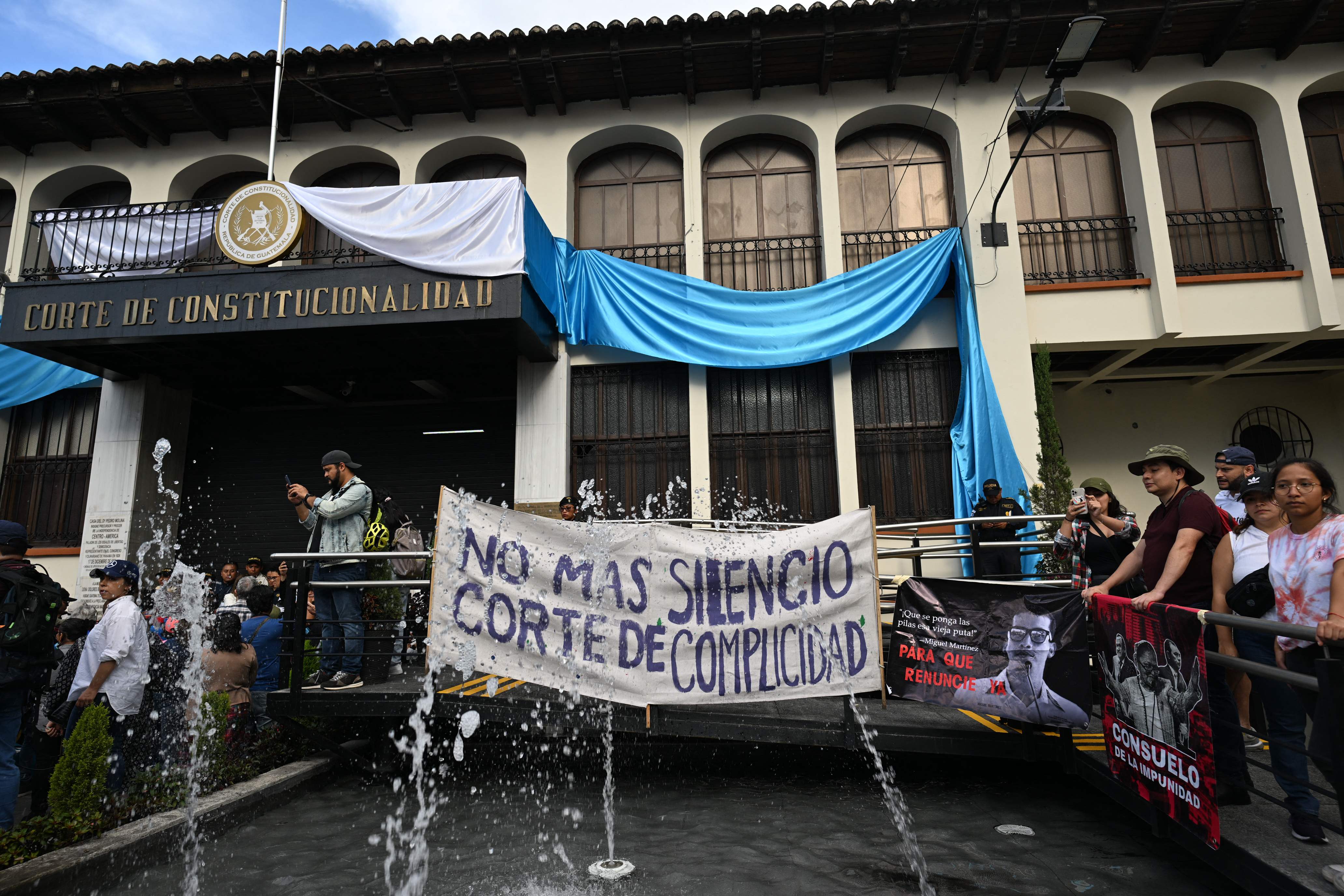 Protestas contra la fiscal general Consuelo Porras también llegan a la Corte de Constitucionalidad. (Foto Prensa AFP)