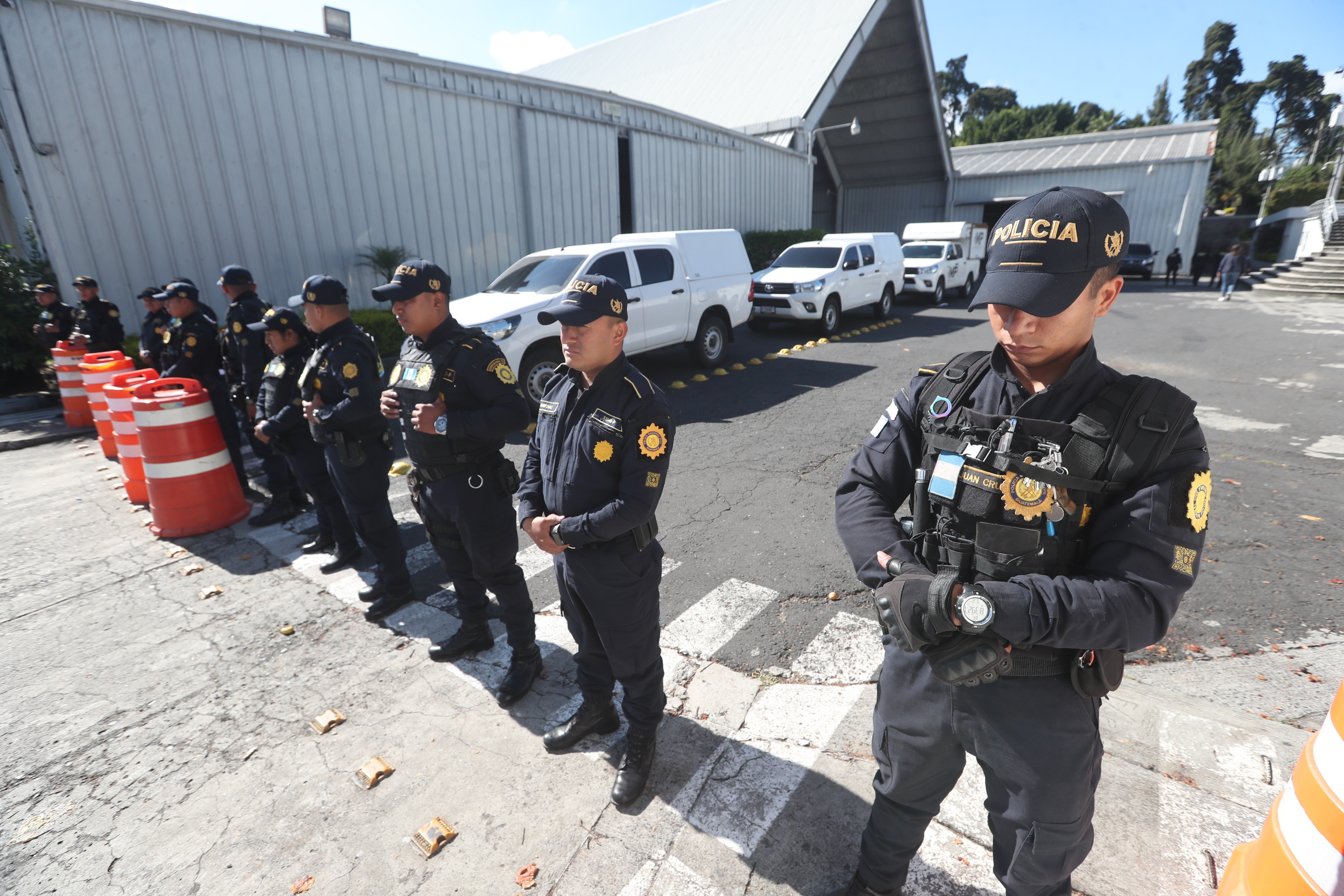 Policías custodian el ingreso al Parque de la Industria, durante los operativos del MP. EE. UU. considera que la Feci actuó con excesiva agresividad. (Foto Prensa Libre: Érick Ávila)