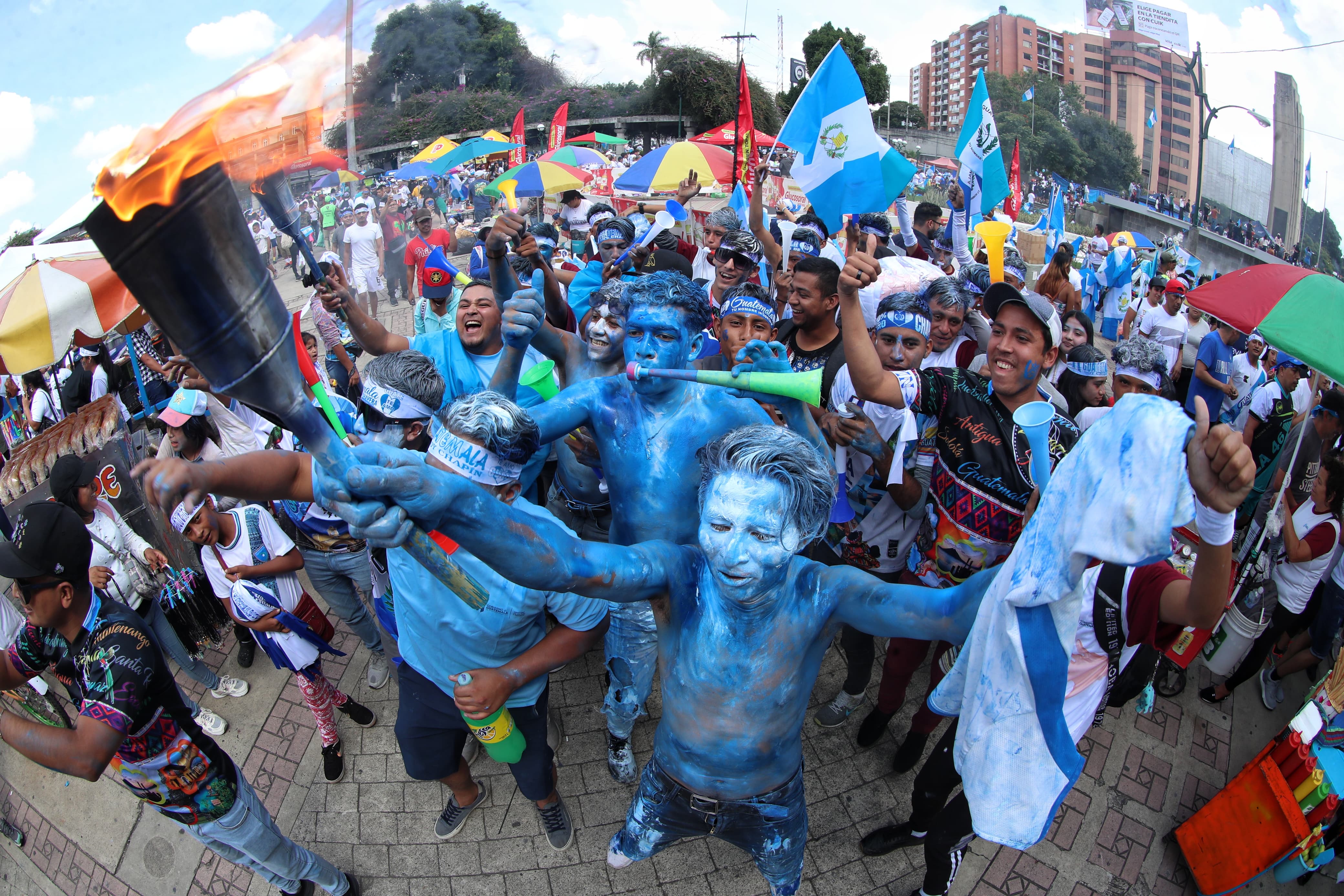 Personas se reúnen para celebrar los 202 años de independencia de Guatemala
