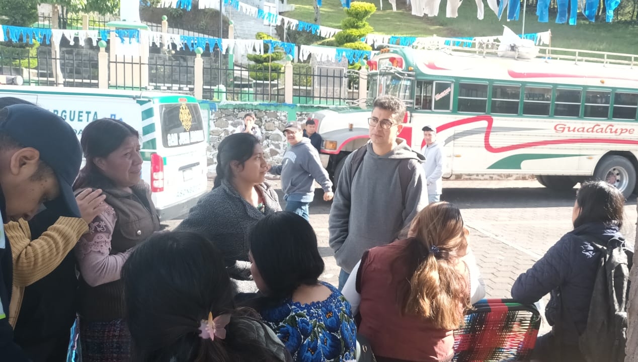 Pasajeros de un bus de los transportes Guadalupe fueron asaltados este 25 de septiembre en la ruta Interamericana. Lo mismo ocurrió con usuarios de la empresa Sinaloa, minutos más tarde. (Foto Prensa Libre: Bomberos Municipales Departamentales).