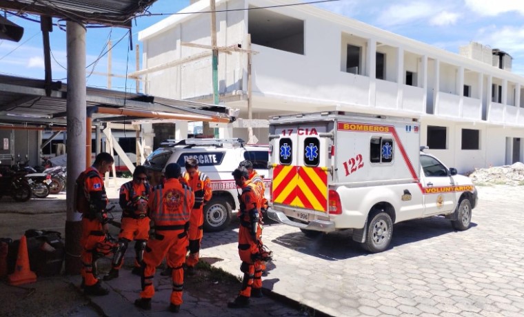 Brigadistas se preparan para la búsqueda de turista. (Foto: Bomberos Voluntarios)