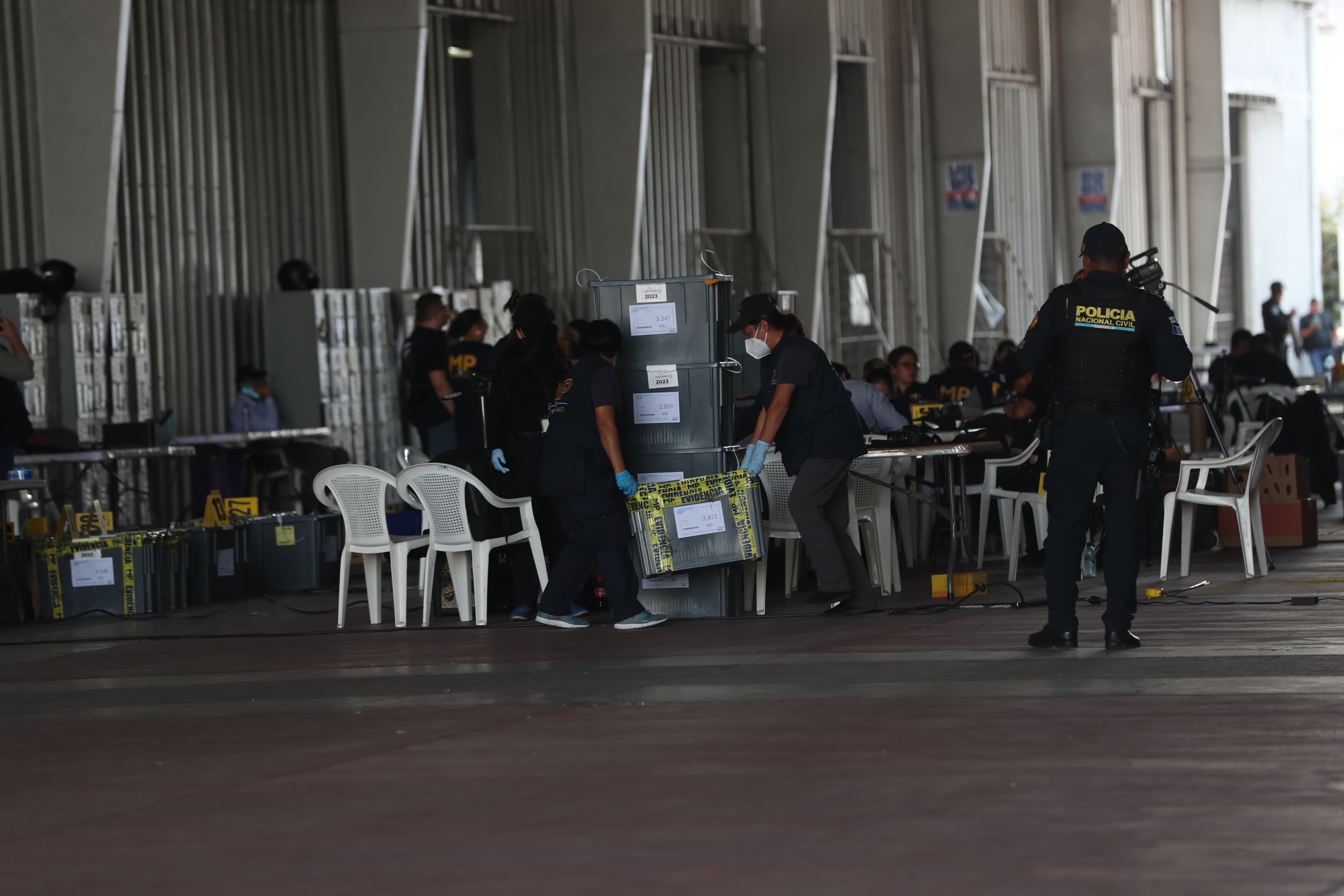 Investigadores del MP en cateo en el parque de la Industria abrieron cajas que contienen material electoral de las elecciones del 25 de junio. (Foto Prensa Libre: Erick Ávila) 