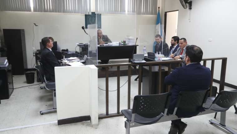 Audiencia en la que un médico fue condenado bajo la figura de aceptación de cargos por el caso de la extracción de un riñón a una paciente. (Foto Prensa Libre: Hemeroteca PL)