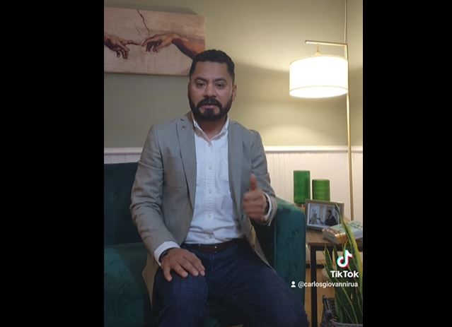 El juez guatemalteco Carlos Ruano entregó el cargo por medio de un mandatario este 27 de septiembre y confirmó que se ha exiliado en Estados Unidos, país que lo declaró "campeón anticorrupción". (Foto Prensa Libre: captura de pantalla).