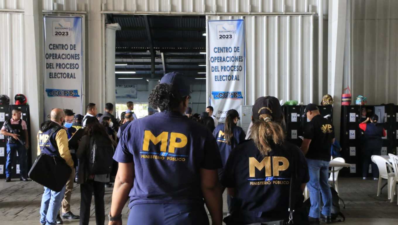 Fiscales del MP y agentes de la PNC en el cateo en el Cope del Parque de la Industria. (Foto Prensa Libre: MP)