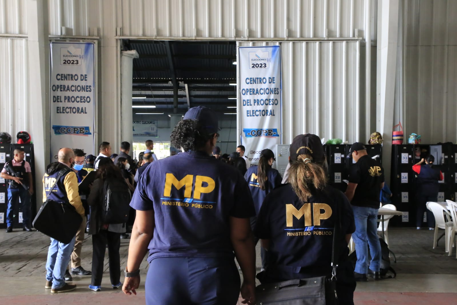 Fiscales del MP y agentes de la PNC en el cateo en el Cope del Parque de la Industria. (Foto Prensa Libre: MP)