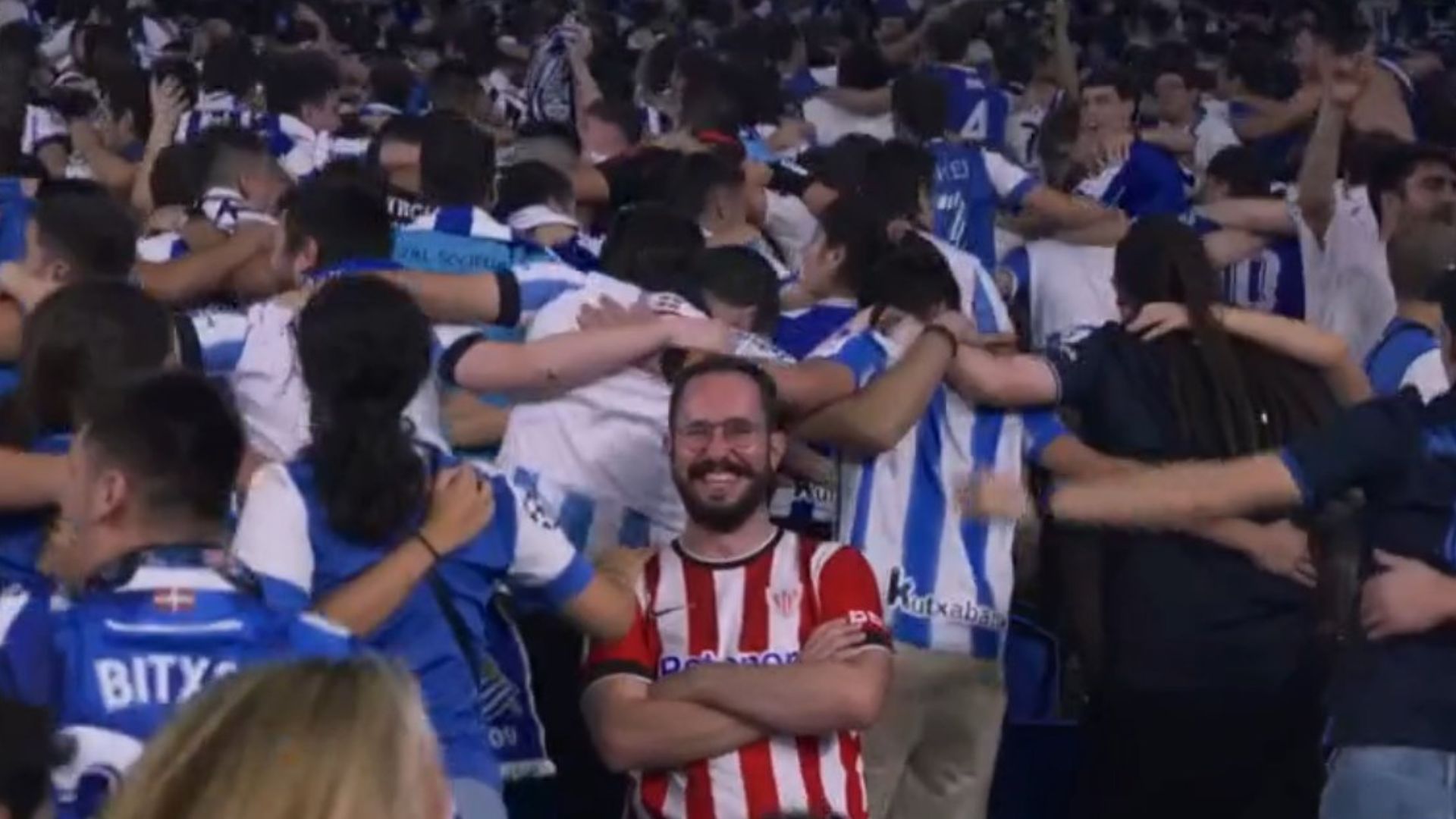 Minuto 67 de juego, con el marcador 3-0 a favor de la Real Sociedad, los aficionados locales en Anoeta festejan pacíficamente junto a los rivales del Athletic Club. (Foto Prensa Libre: Captura de Pantalla/LaLiga)