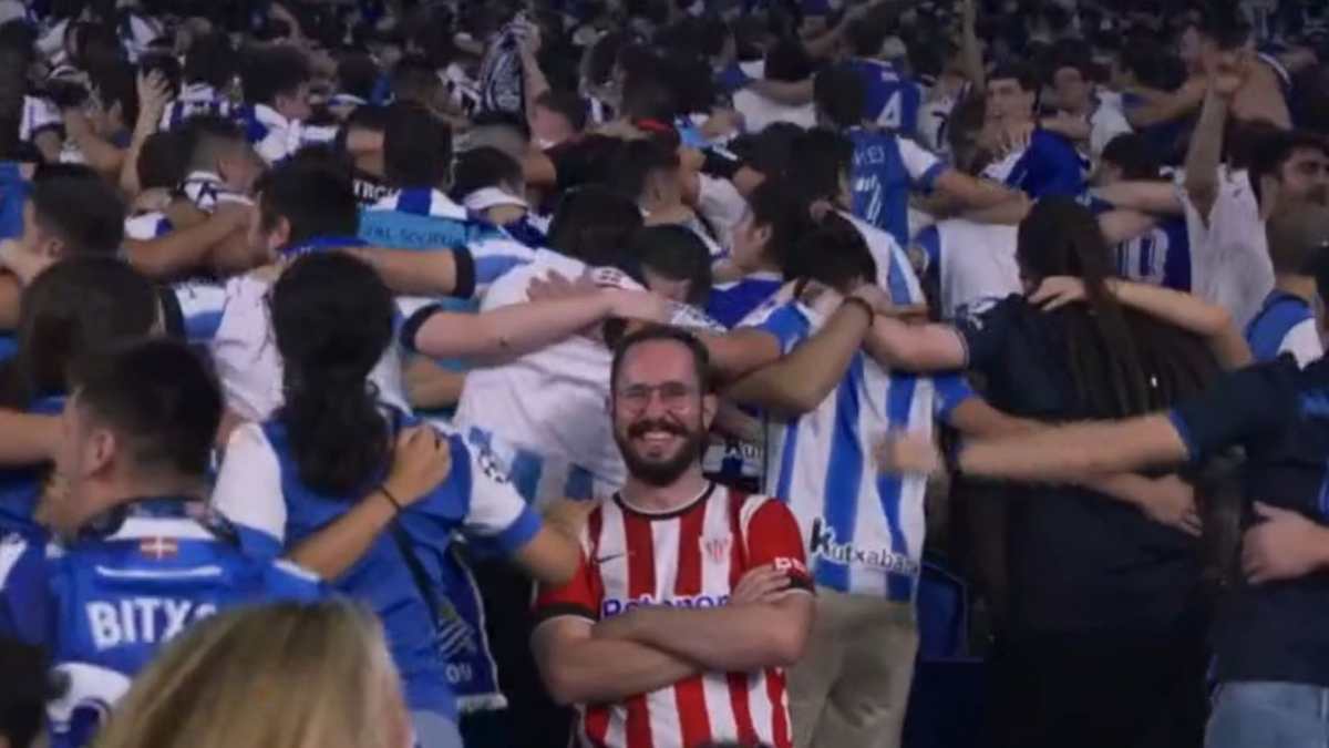 Minuto 67 de juego, con el marcador 3-0 a favor de la Real Sociedad, los aficionados locales en Anoeta festejan pacíficamente junto a los rivales del Athletic Club. (Foto Prensa Libre: Captura de Pantalla/LaLiga)