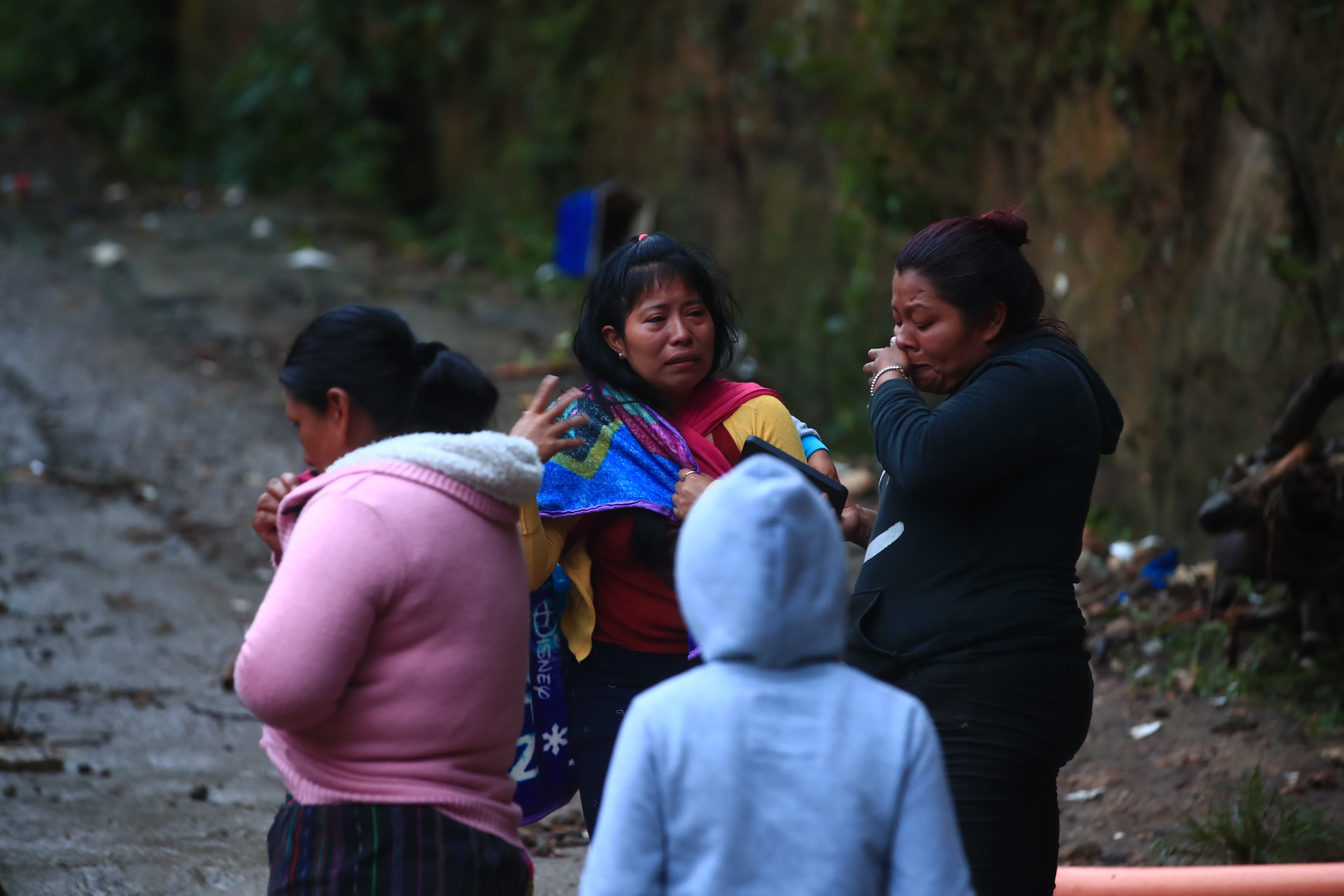 Una correntada arrastró viviendas y familias en el asentamiento Dios es Fiel, bajo el puente El Naranjo, zona 7'