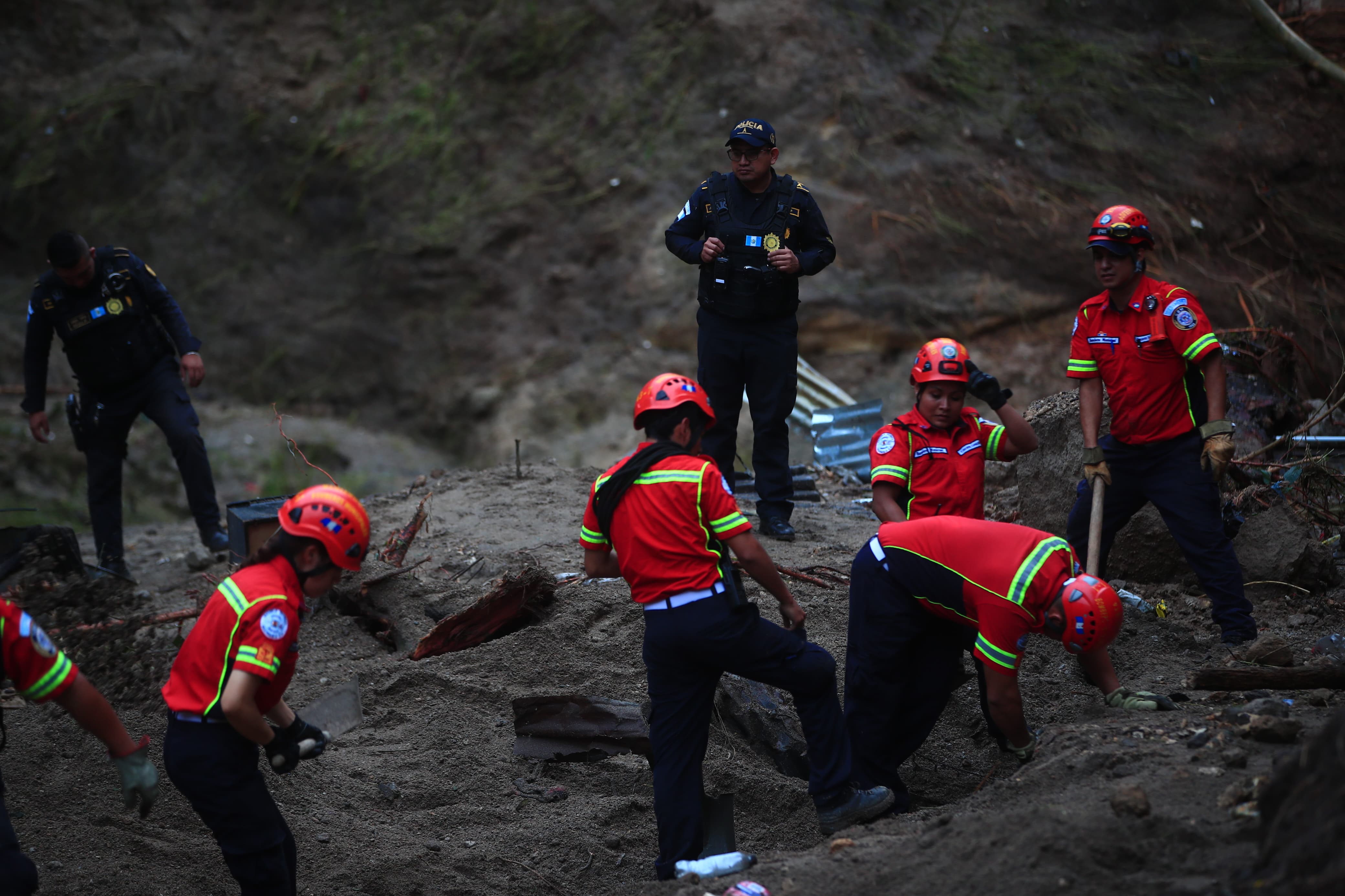 Una correntada arrastró viviendas y familias en el asentamiento Dios es Fiel, bajo el puente El Naranjo, zona 7'