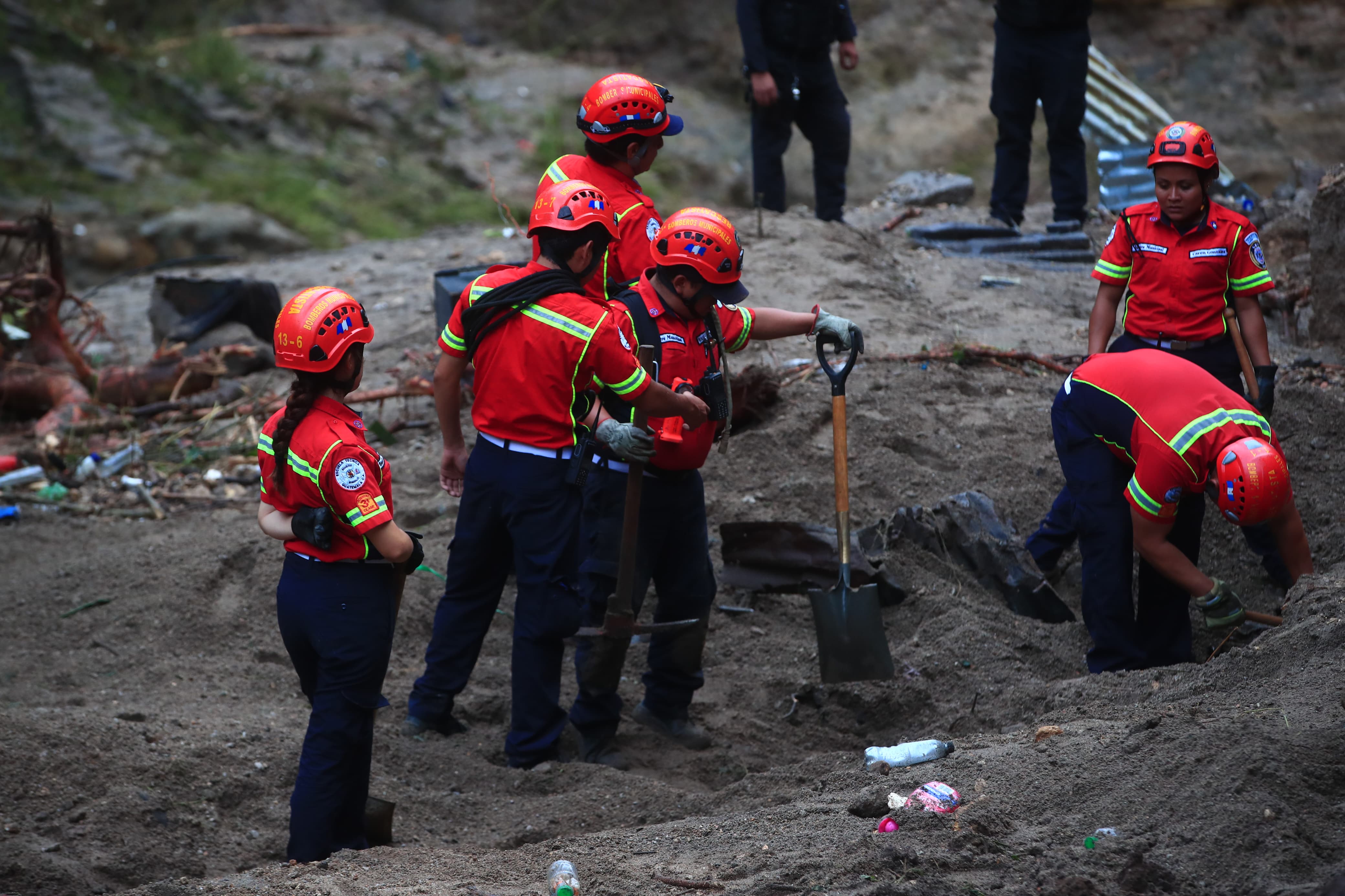 Una correntada arrastró viviendas y familias en el asentamiento Dios es Fiel, bajo el puente El Naranjo, zona 7'