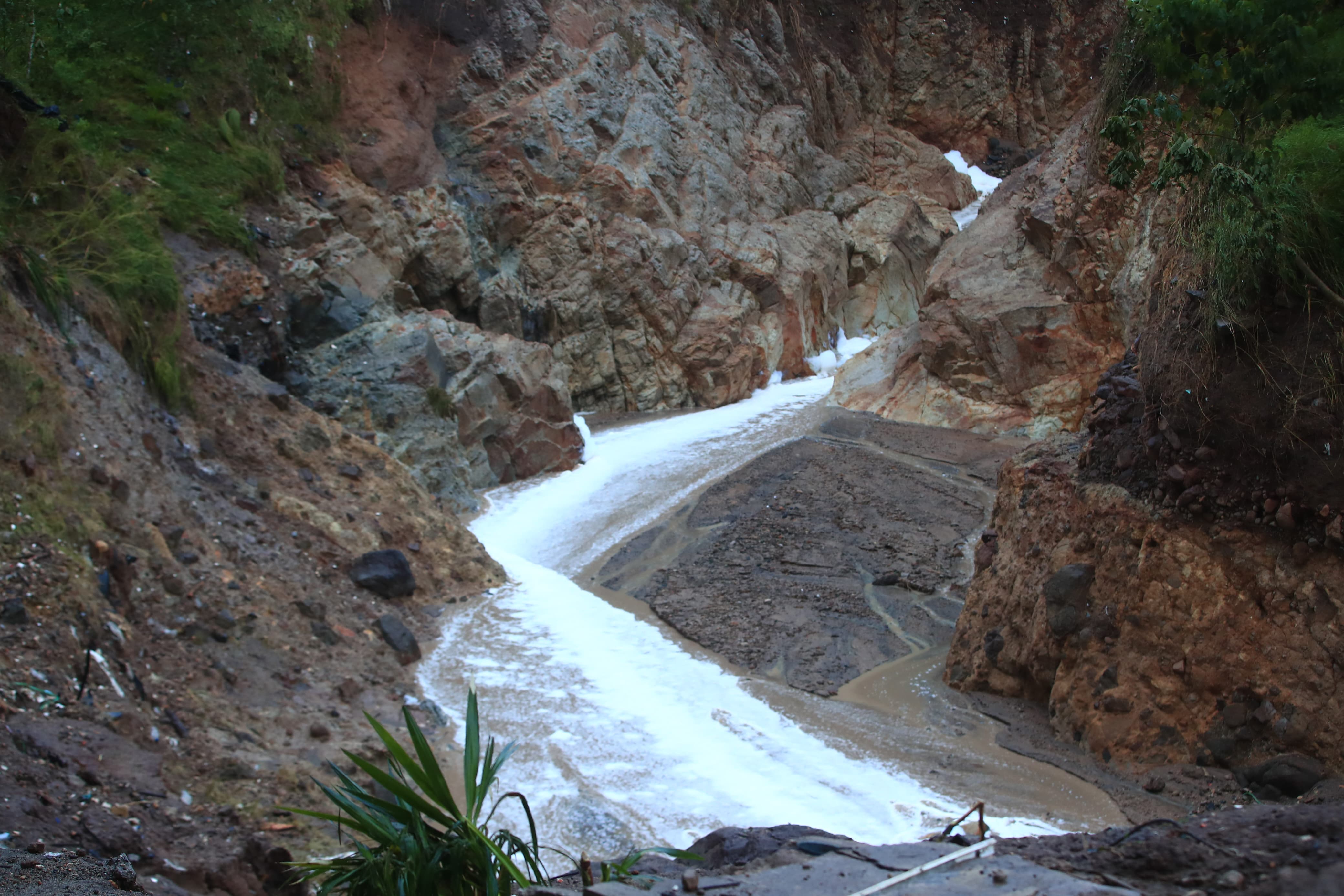 Una correntada arrastró viviendas y familias en el asentamiento Dios es Fiel, bajo el puente El Naranjo, zona 7'