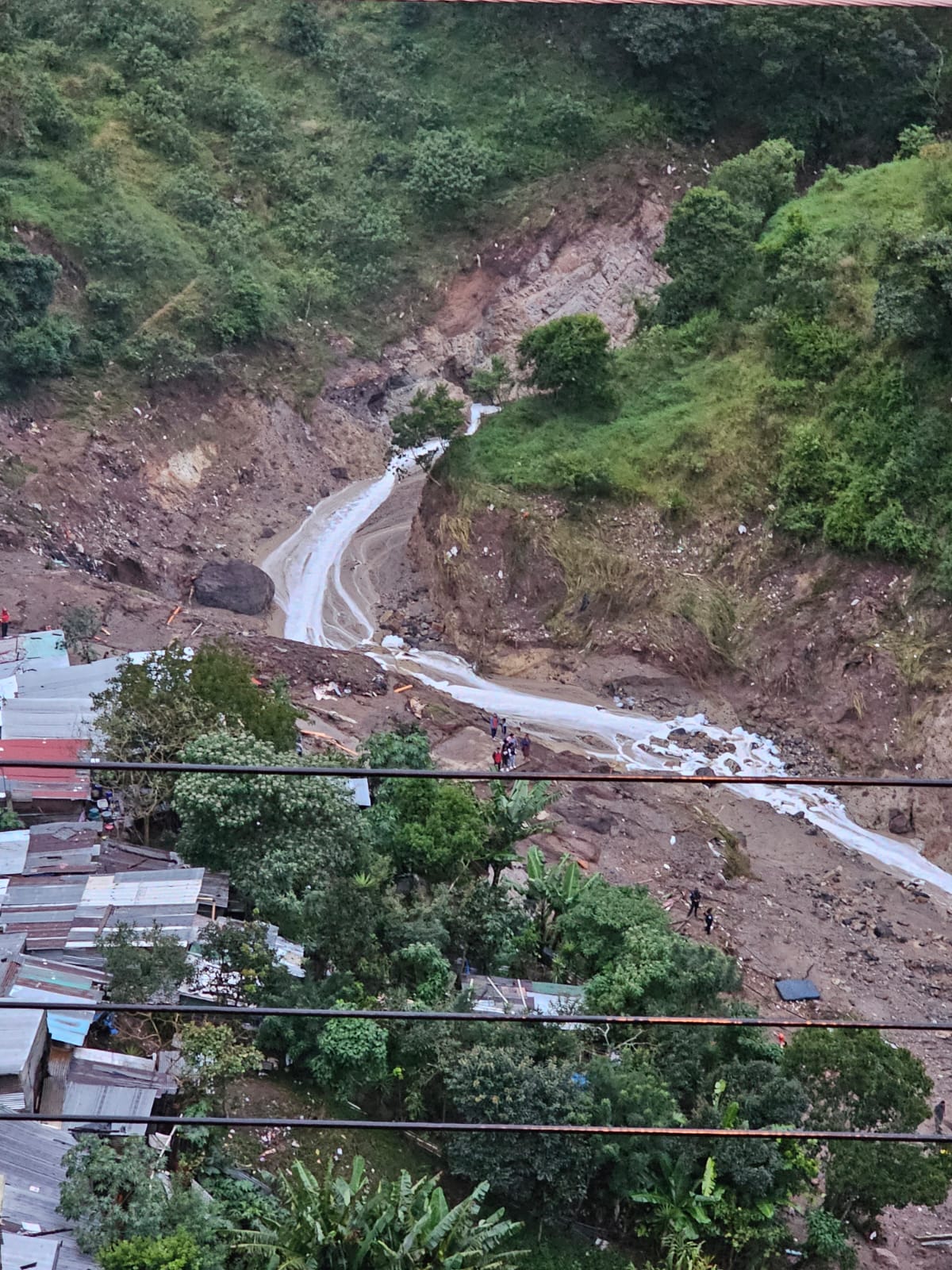 Una correntada arrastró viviendas y familias en el asentamiento Dios es Fiel, bajo el puente El Naranjo, zona 7'