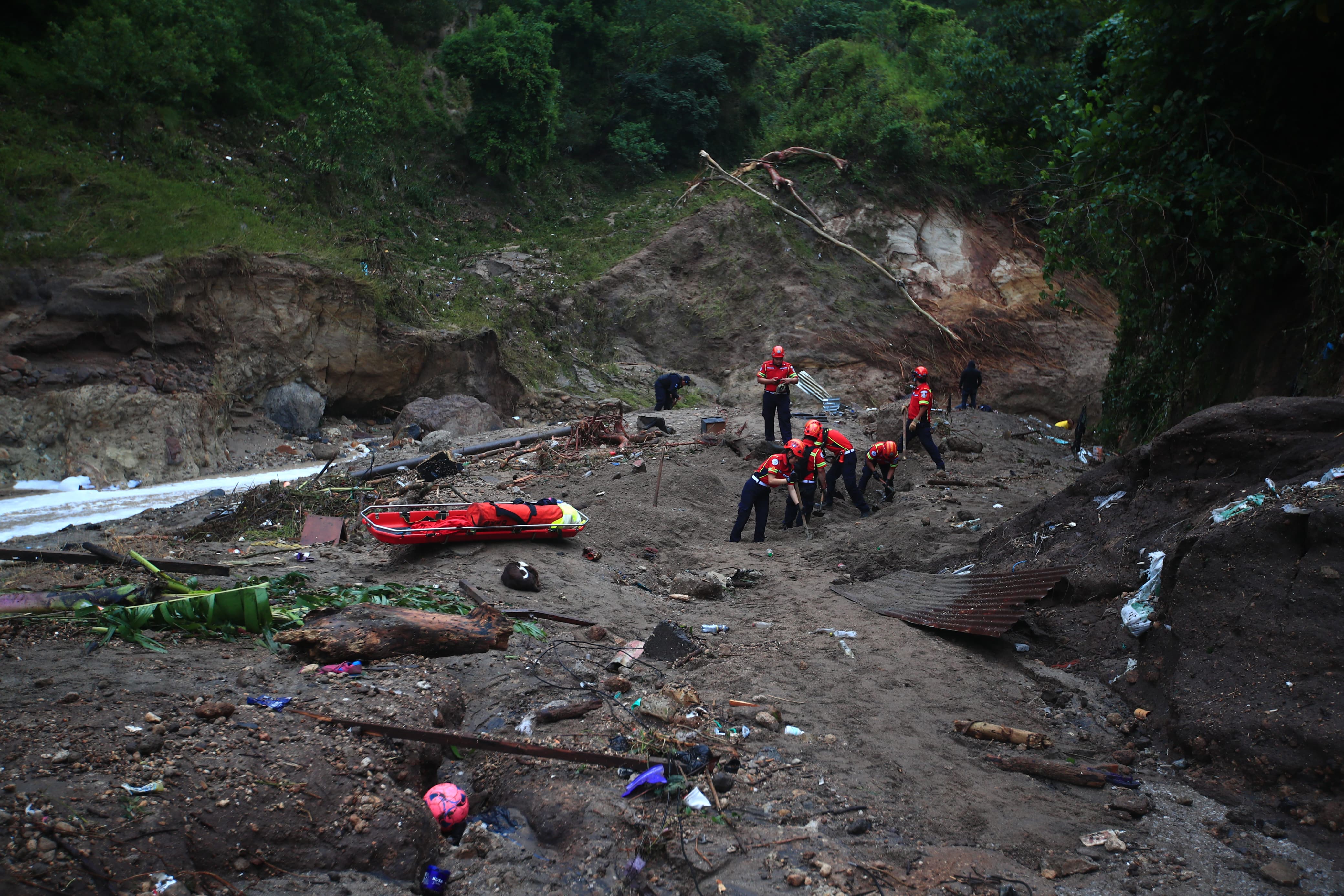 Una correntada arrastró viviendas y familias en el asentamiento Dios es Fiel, bajo el puente El Naranjo, zona 7'