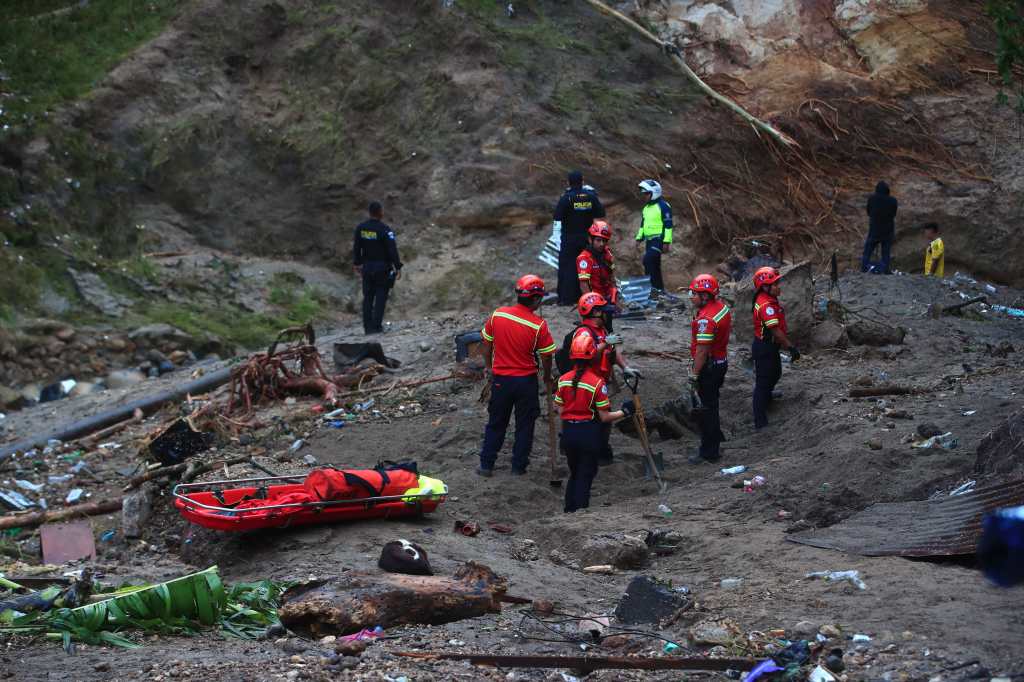 Una correntada arrastró viviendas y familias en el asentamiento Dios es Fiel, bajo el puente El Naranjo, zona 7