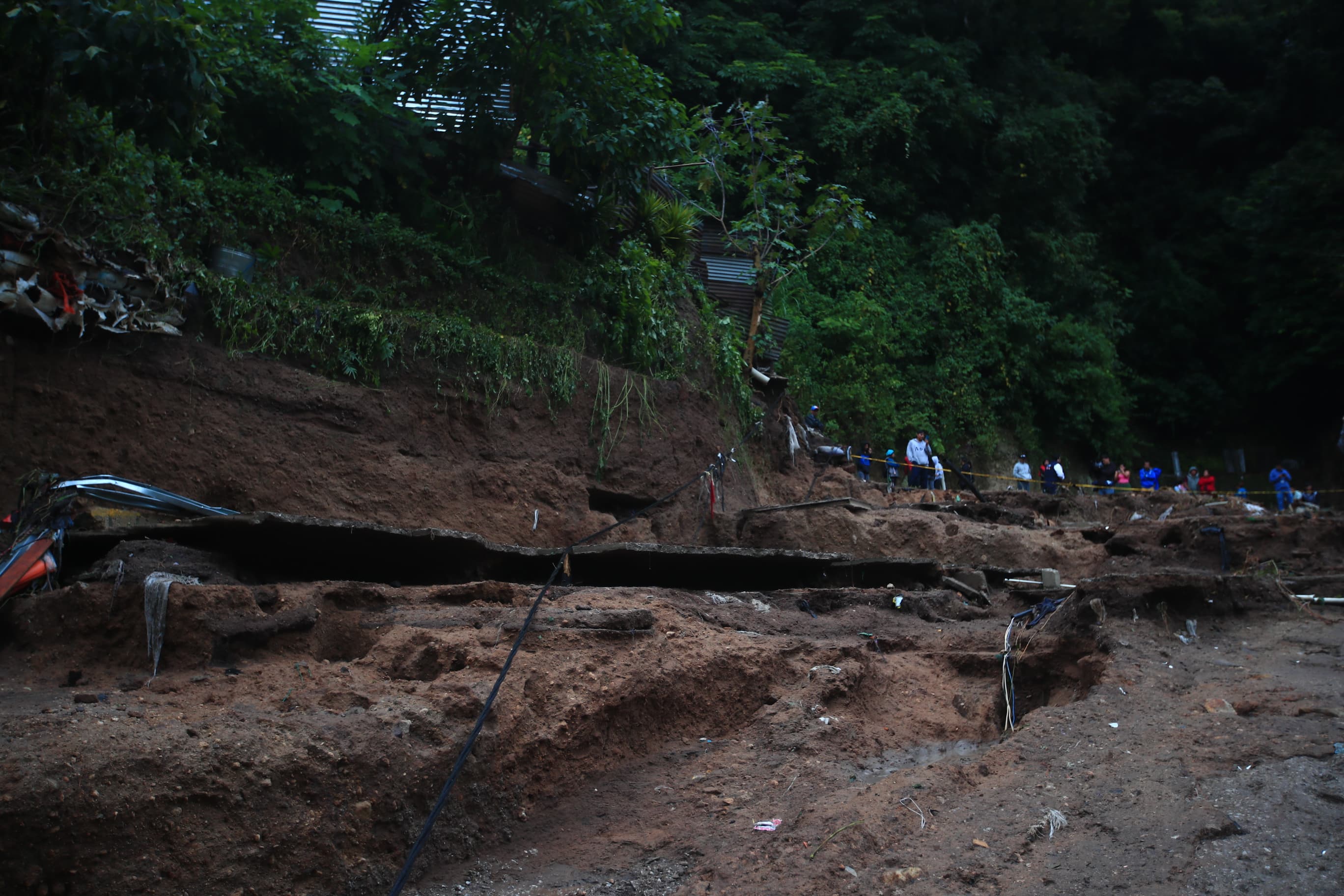 Una correntada arrastró viviendas y familias en el asentamiento Dios es Fiel, bajo el puente El Naranjo, zona 7'