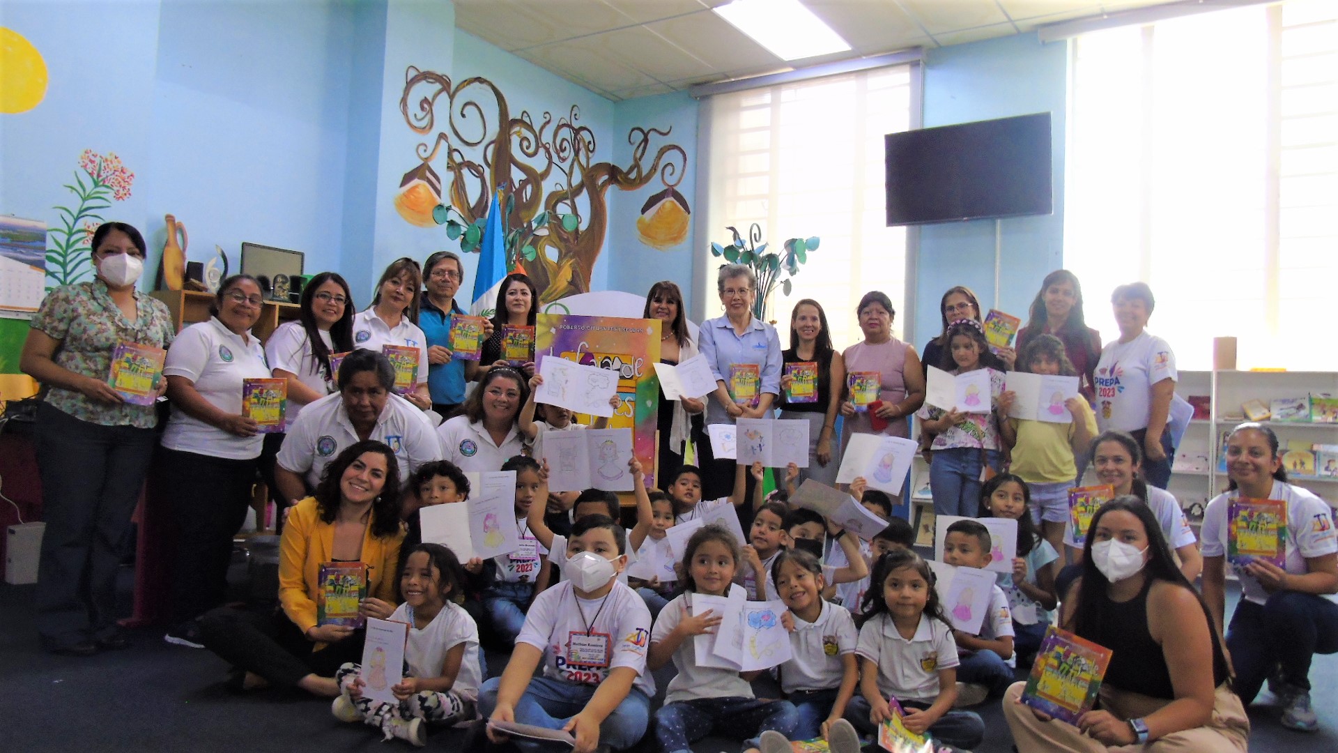 Talleres, capacitaciones, visitas guiadas, exposiciones y presentaciones de libros son algunas de las actividades culturales que se desarrollan en la Biblioteca Nacional de Guatemala, zona 1 capitalina. En la foto, se presenta a niños el libro infantil "La caja de crayones de Aby", de Roberto Cifuentes.  (Foto Prensa Libre, cortesía de Biblioteca Nacional Luis Cardoza y Aragón)