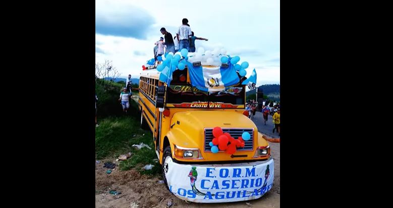 Un grupo de personas iba en la parrilla de un autobús durante la jornada de traslado de antorchas en un caserío de Jalapa. Por accidente tocaron cables de alta tensión y se electrocutaron. Bomberos Voluntarios reportan cuatro heridos y un fallecido. (Foto Prensa Libre: Juamber Larios).