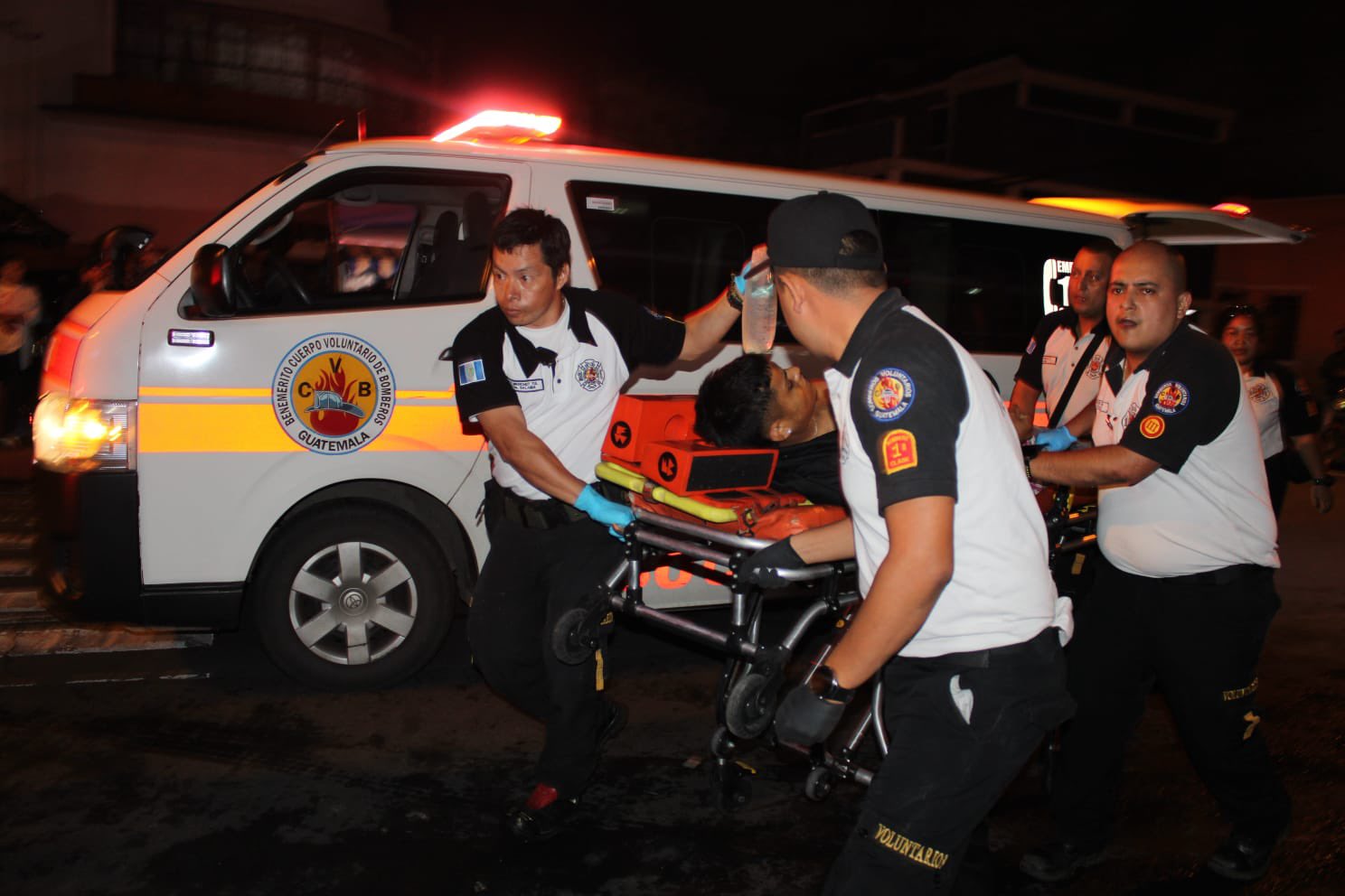 Los socorristas atendieron diferentes hechos violentos en las últimas horas. (Foto Prensa Libre: Bomberos Voluntarios)