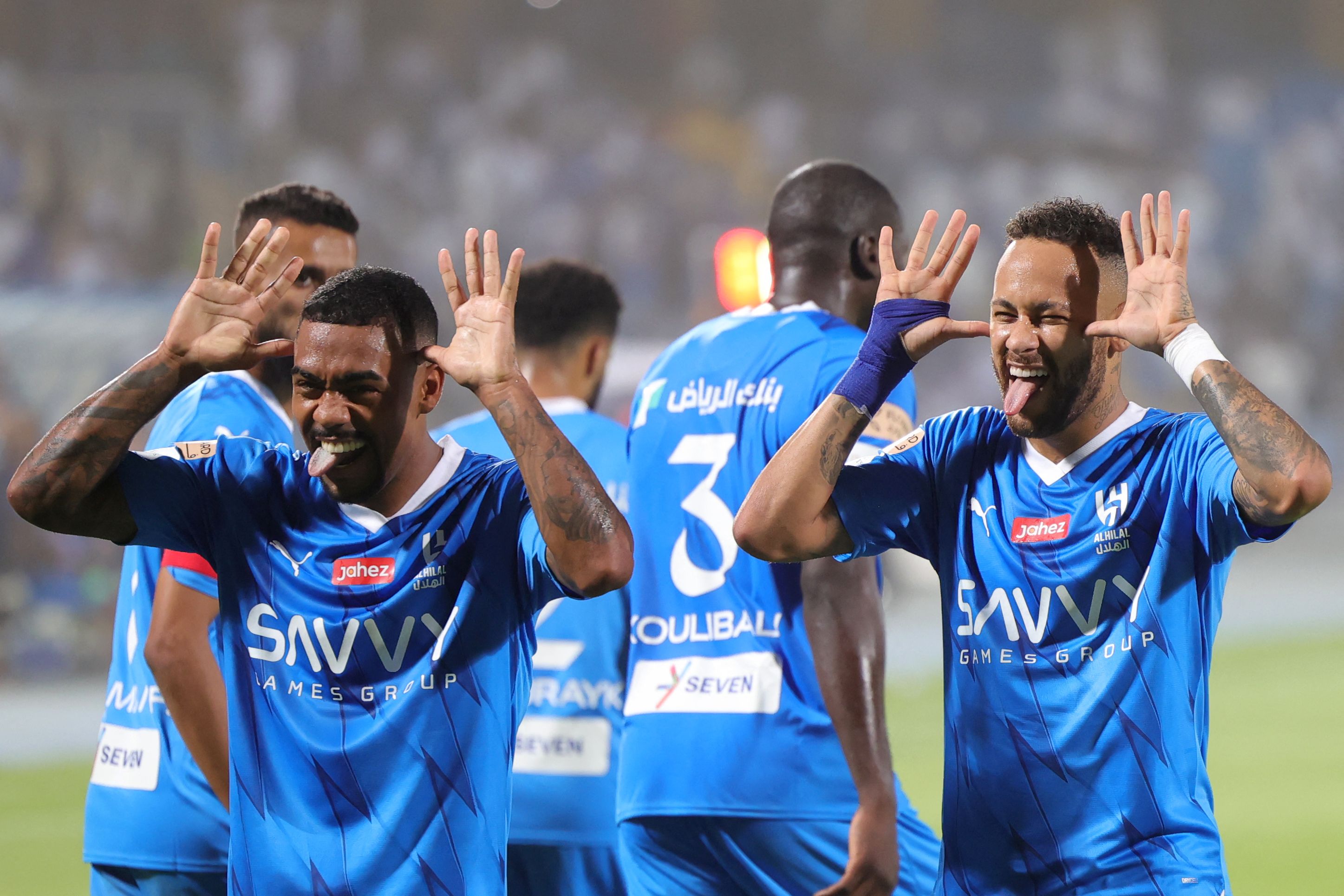 Malcom celebra con  Neymar el cuarto gol del Al Hilal frente a  Al Riyadh. (Foto Prensa Libre: AFP). 
