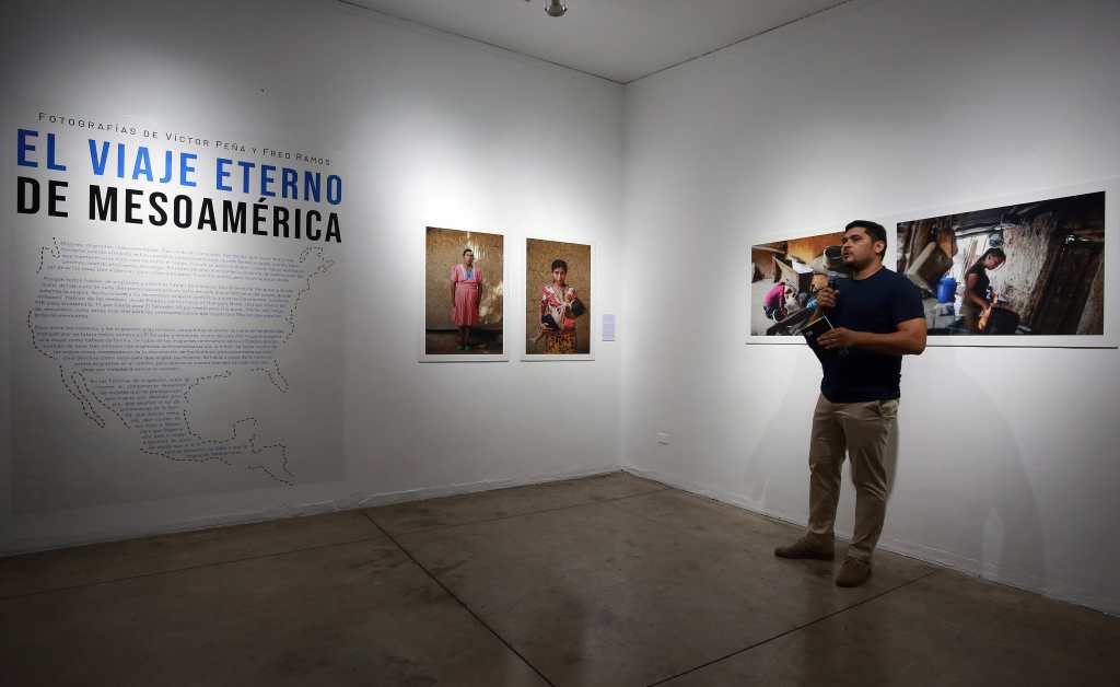 Fotógrafos salvadoreños muestran en exposición historias de mujeres migrantes